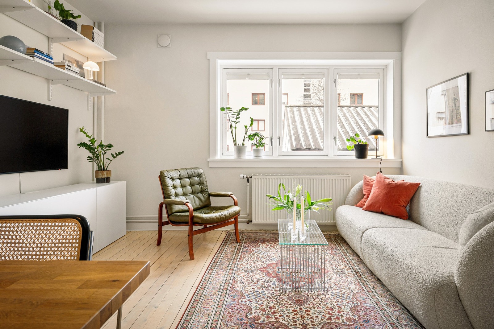 Stua er akkurat malt i en skikkelig lun og deilig hvitfarge (Sjel - Jotun). Galleribilde