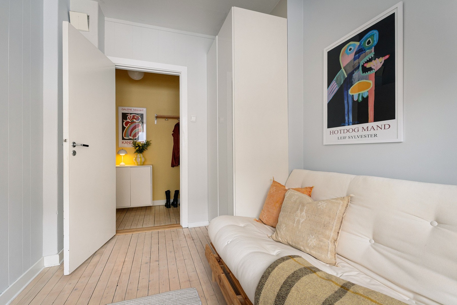 Garderobeskapet medfølger. Galleribilde