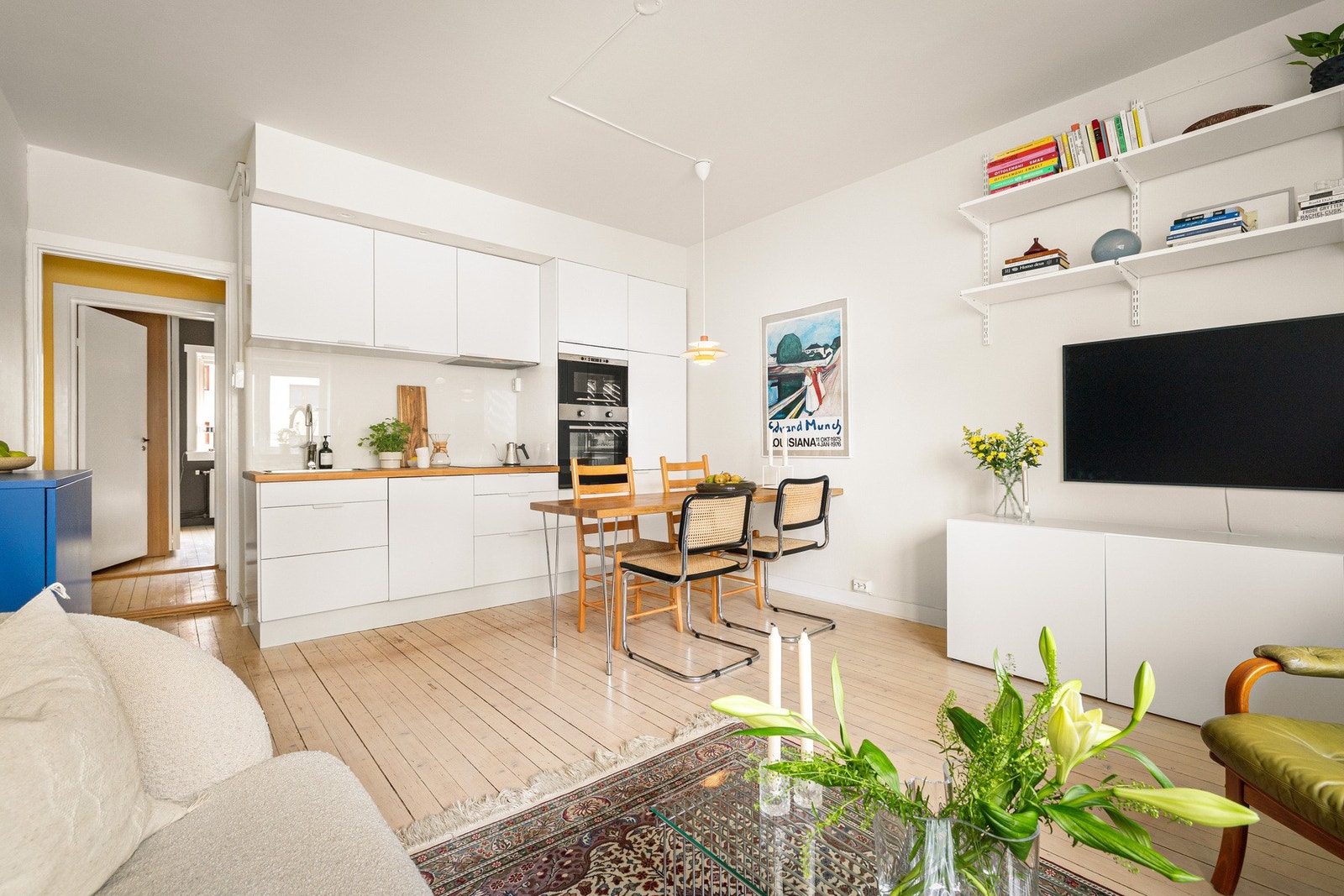 Leiligheten er gjennomgående, og er skjermet fra bilvei på begge sider. Galleribilde