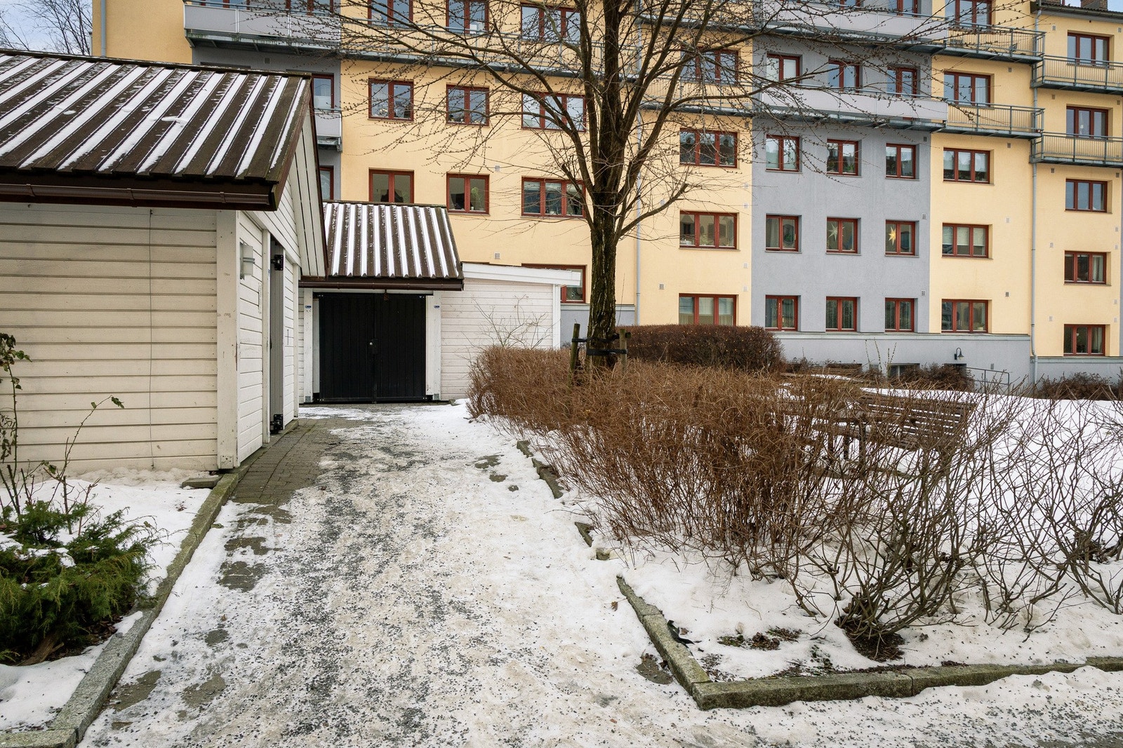 Det er felles låsbare sykkelboder samt stativ ute. Galleribilde