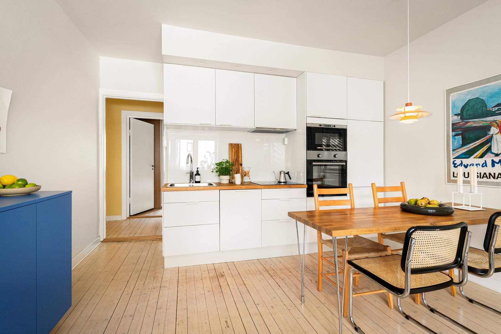 Kjøkkenet har integrerte hvitevarer som oppvaskmaskin, kjøleskap med frys, stekeovn og mikrobølgeovn som følger ved salg. Galleribilde