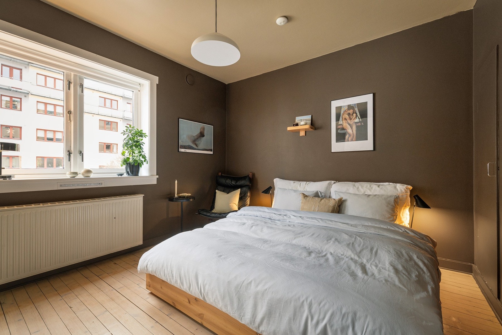 Soverom1 er stort, og har rikelig med plass til nattbord på begge sider av senga. Galleribilde