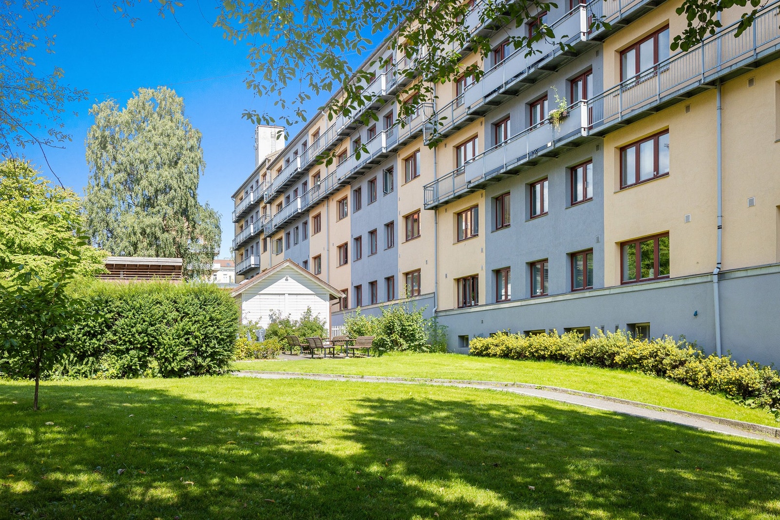 Alle lengter til lysere og varmere dager. Borettslaget har flere grønne felleshager, med sittegrupper og dyrkekasser. Galleribilde