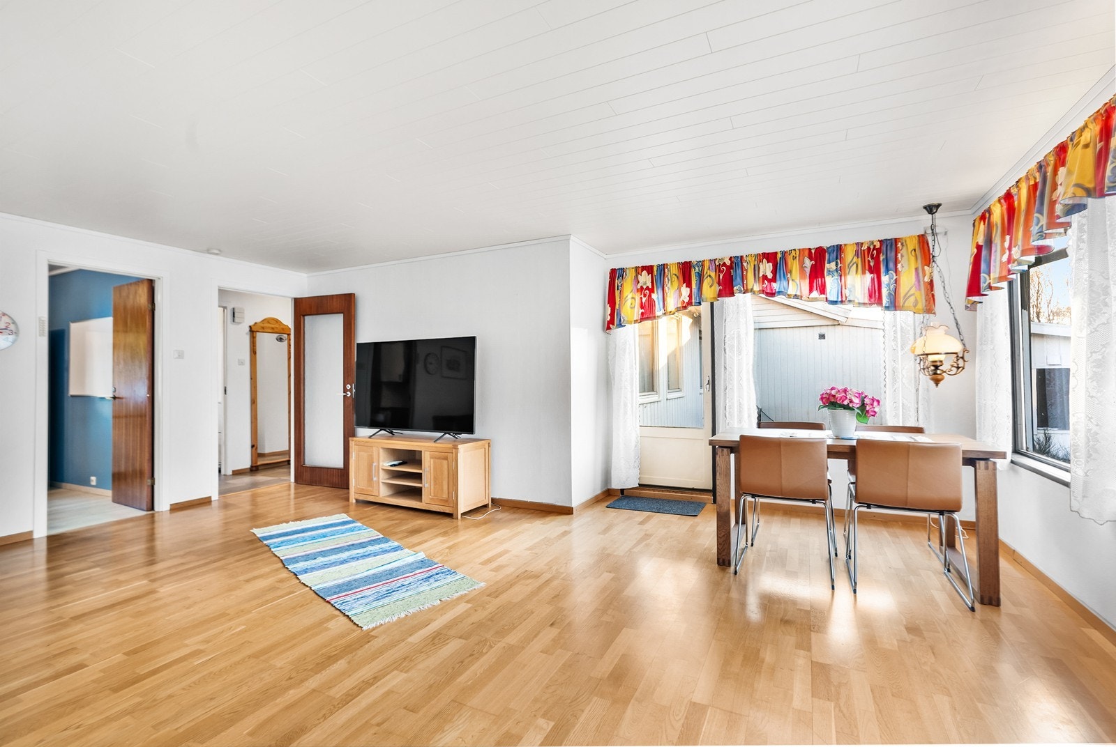 De store vindusflatene slipper inn rikelig med natrurlig lys Galleribilde