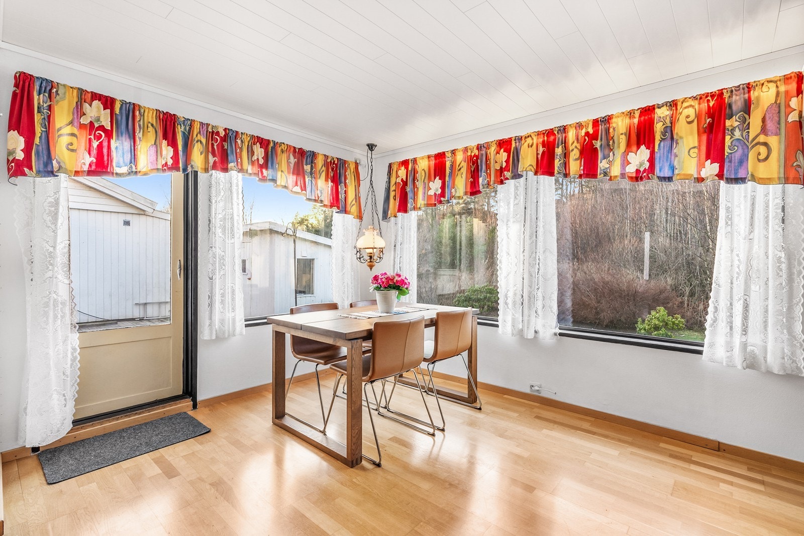 Stue med utgang til terrasse og hage Galleribilde