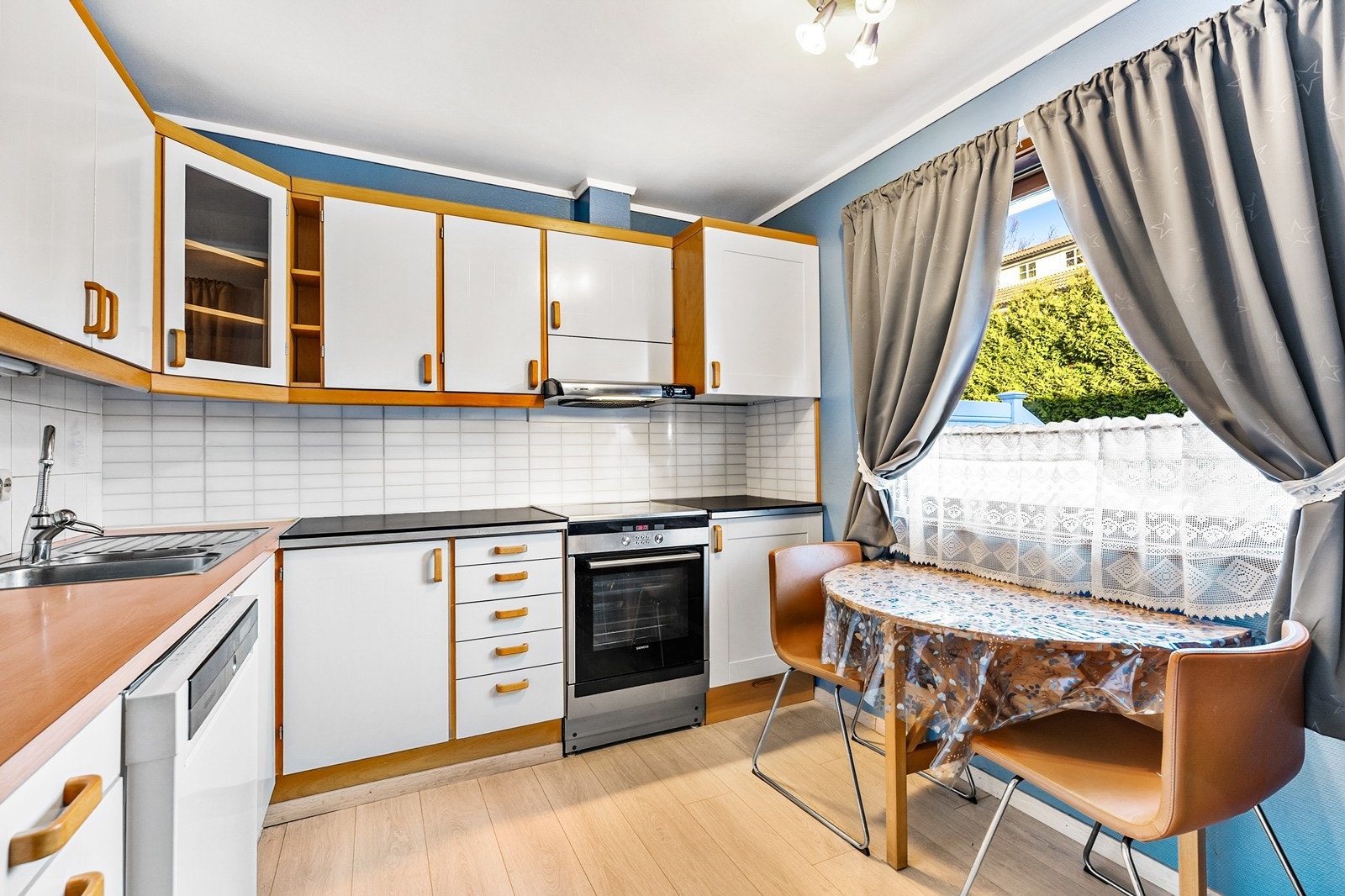 Det er varmekabler i gulv og plass til spisebord ved kjøkkenvindu. Galleribilde