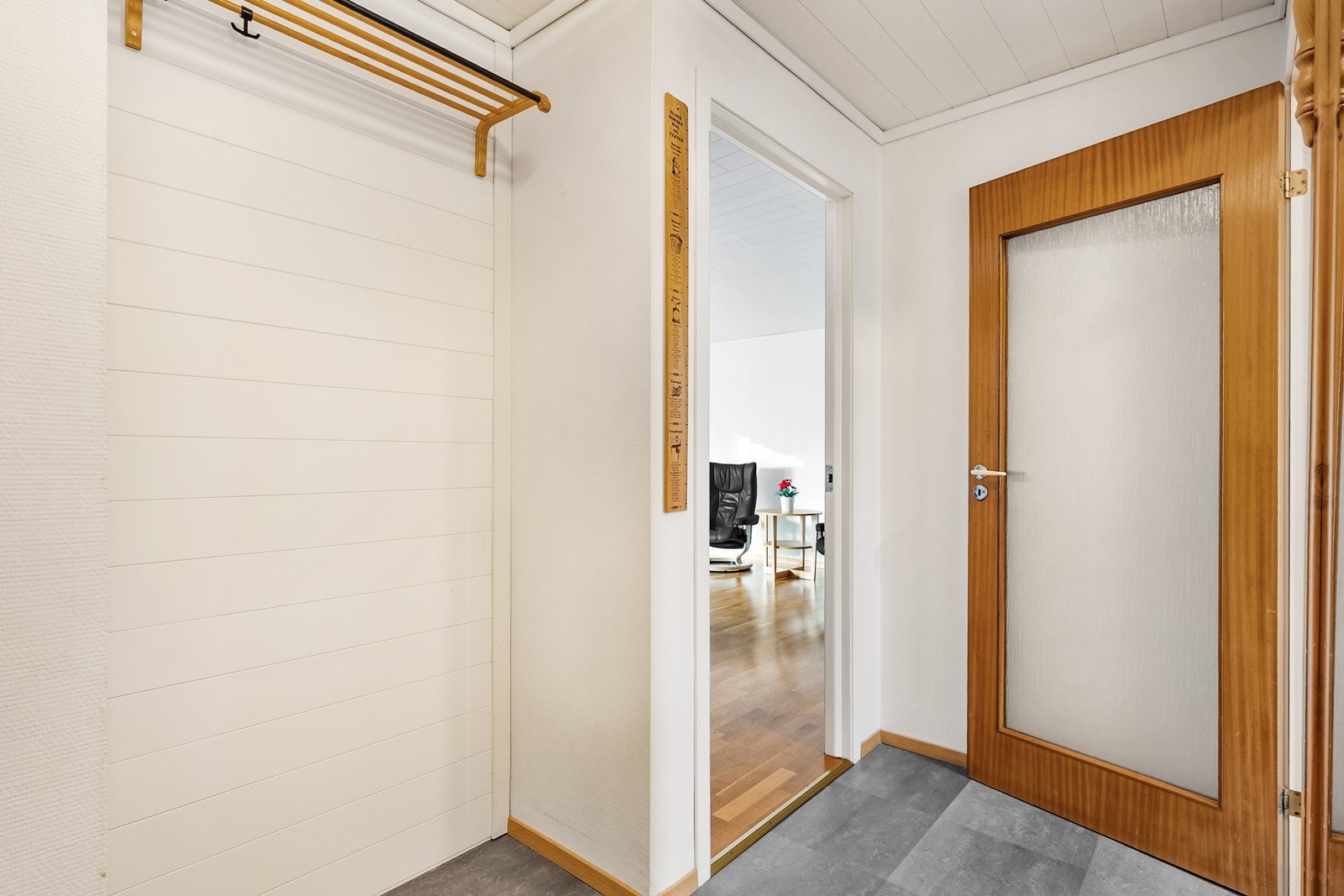 Det er også god plass til å henge fra seg yttertøyet Galleribilde