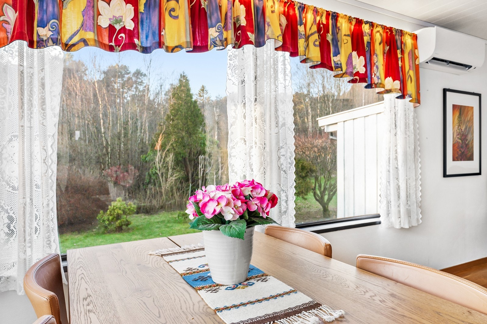 Rekkehuset grenser til friareal og har lite innsyn Galleribilde