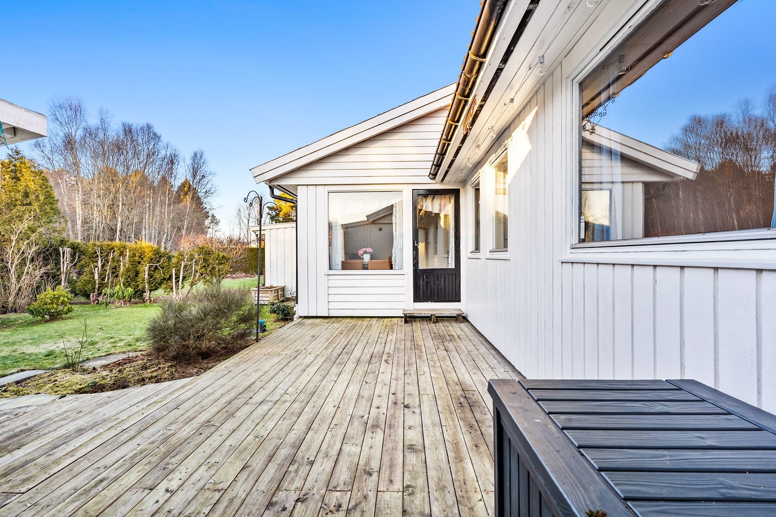 Boligen har en trivelig terrasse med utgang fra stue Galleribilde