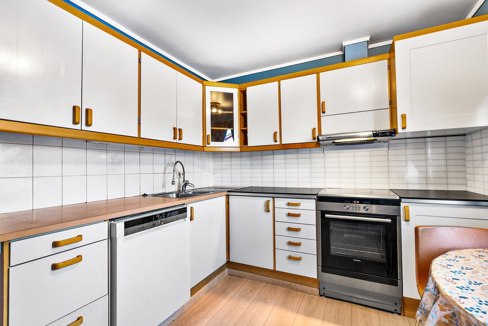 Kjøkkenet er romslig innredet med innredning på to sider. Galleribilde