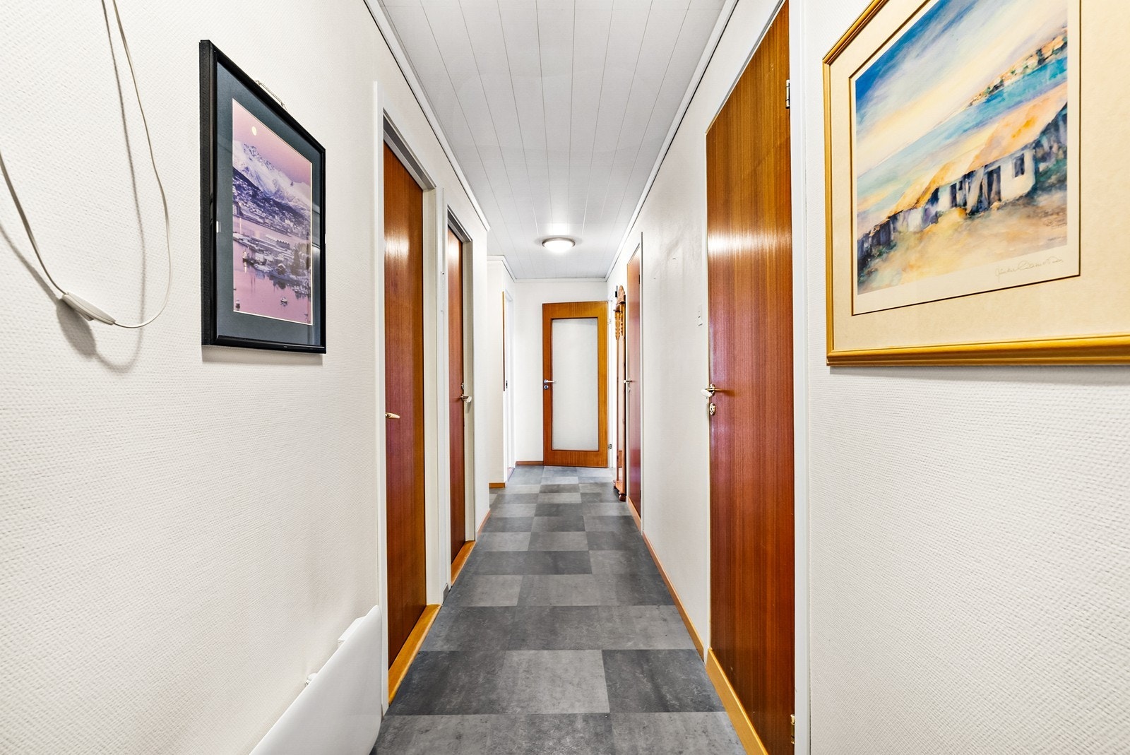 Fra gang er det lett tilkomst til de fleste rommene i boligen Galleribilde