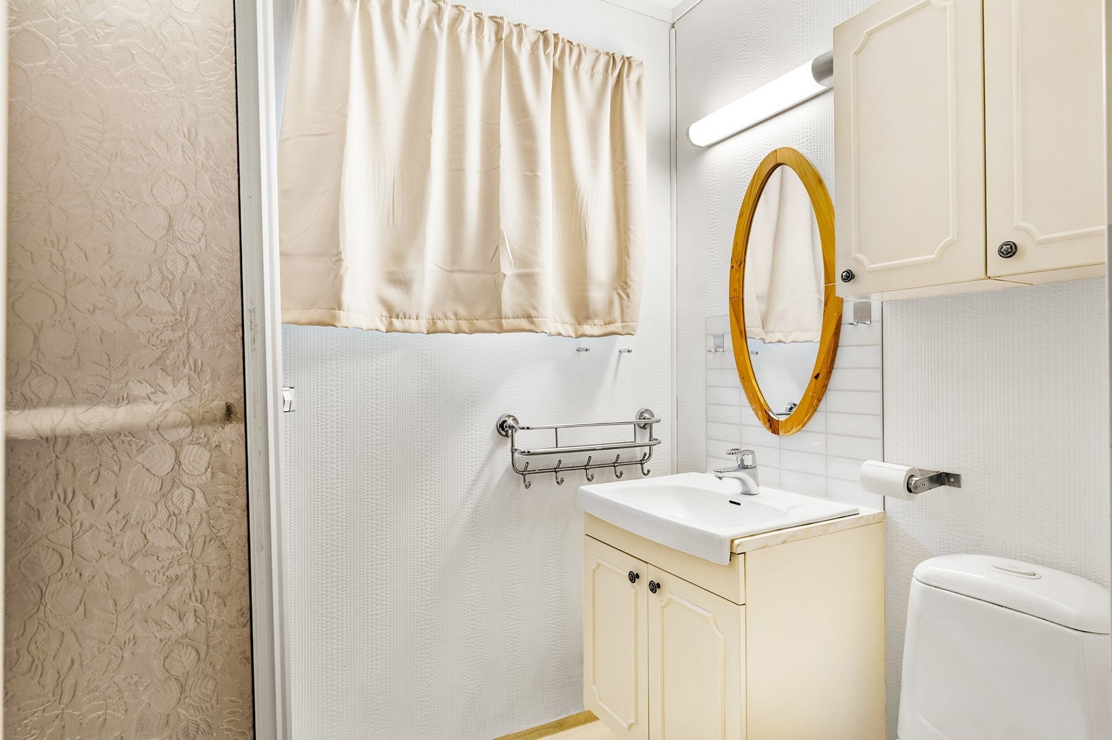 Badet er utstyrt med servant, ettgreps blandebatteri, dusjkabinett, samt gulvstående toalett. Galleribilde