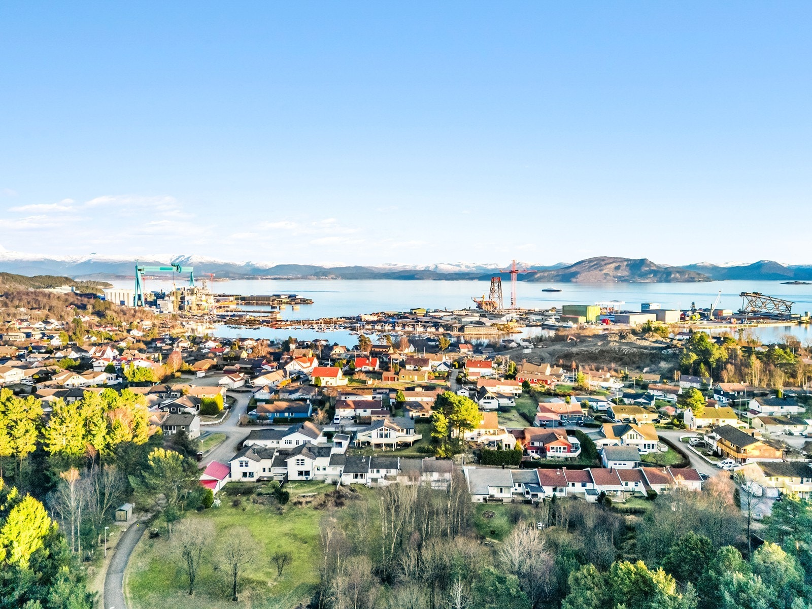 Det er kort avstand til barnehager, badestrand, lekeplass og flotte turområder. Galleribilde