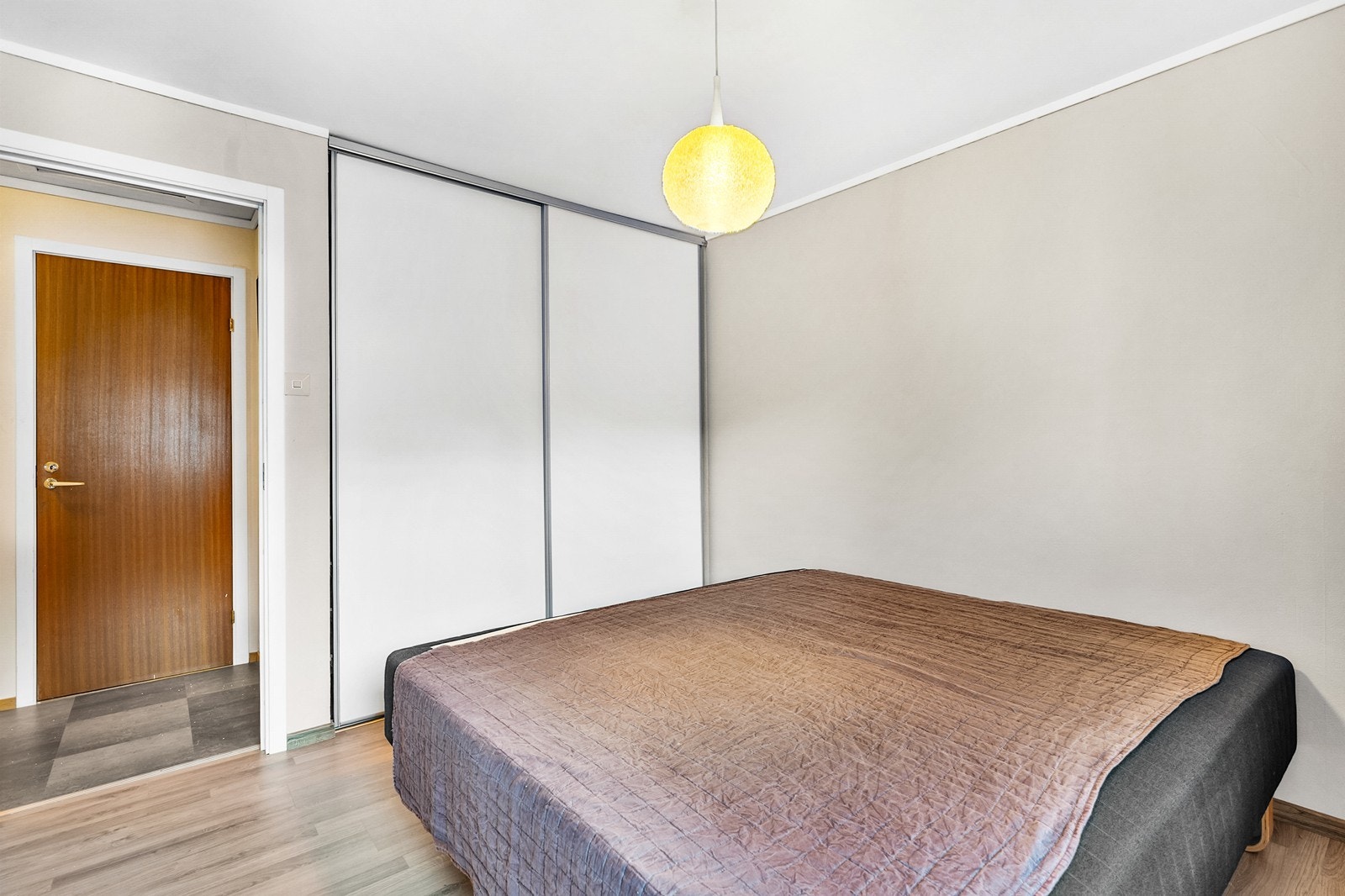 Hovedsoverommet har god størrelse med plass til dobbeltseng og er utstyrt med skyvedørsgarderobe. Galleribilde