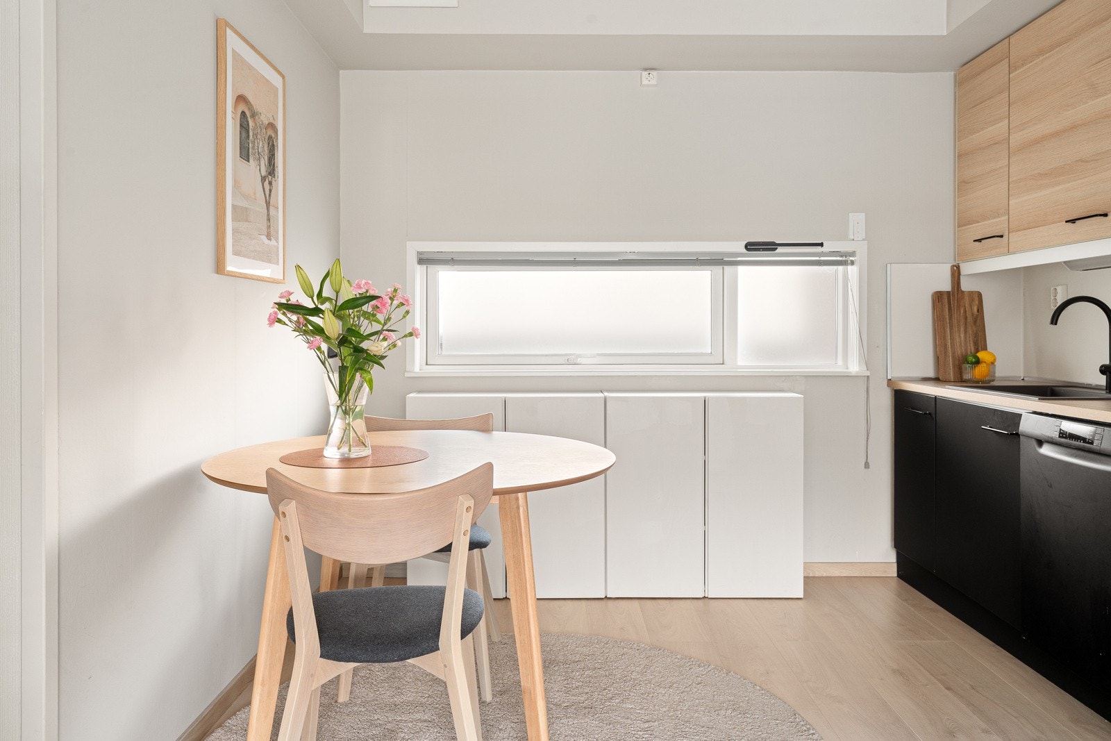 Spisebordet har sin naturlige plass ved kjøkkenet.