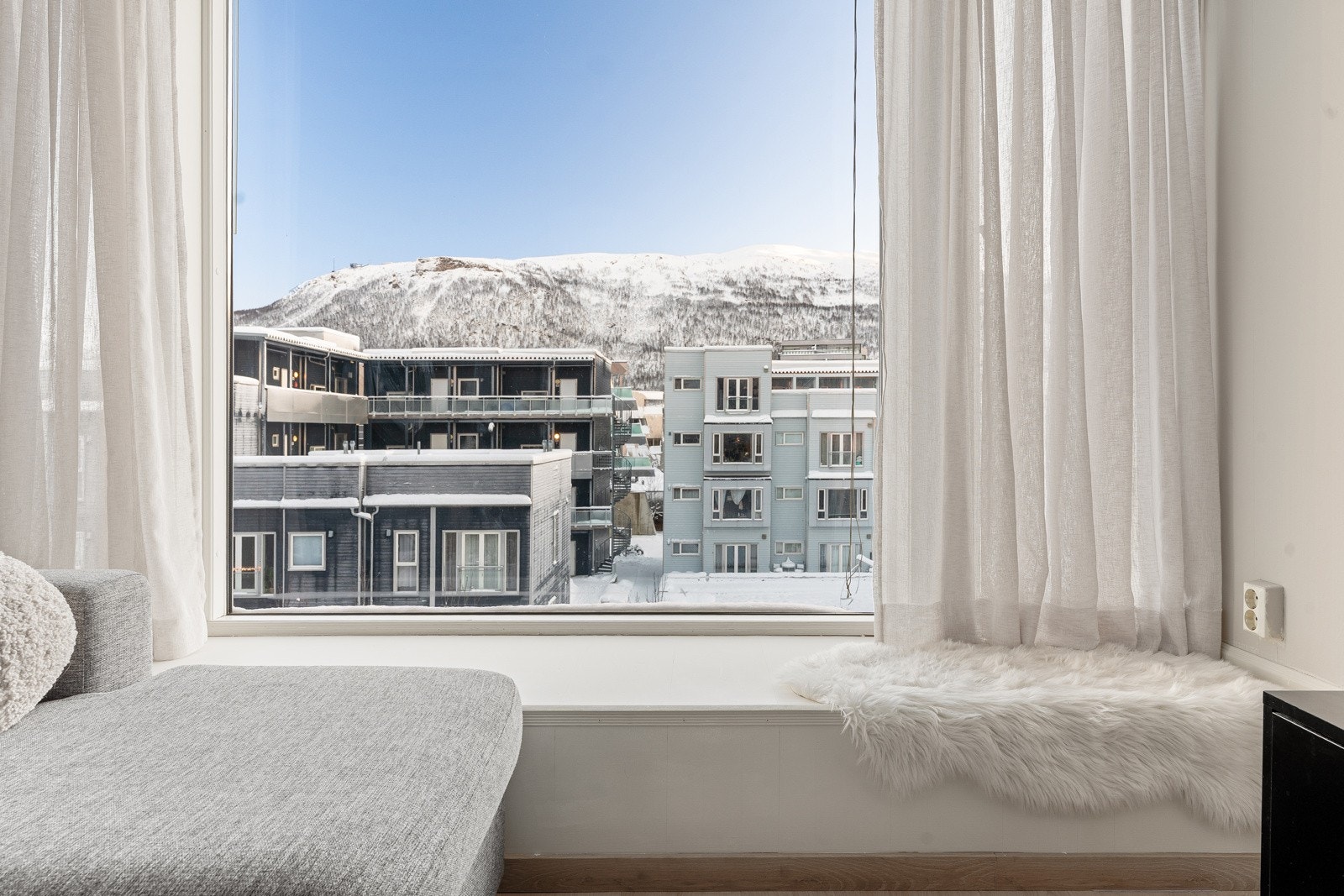 Vinduene mot øst byr på fin utsikt mot fastlandet.