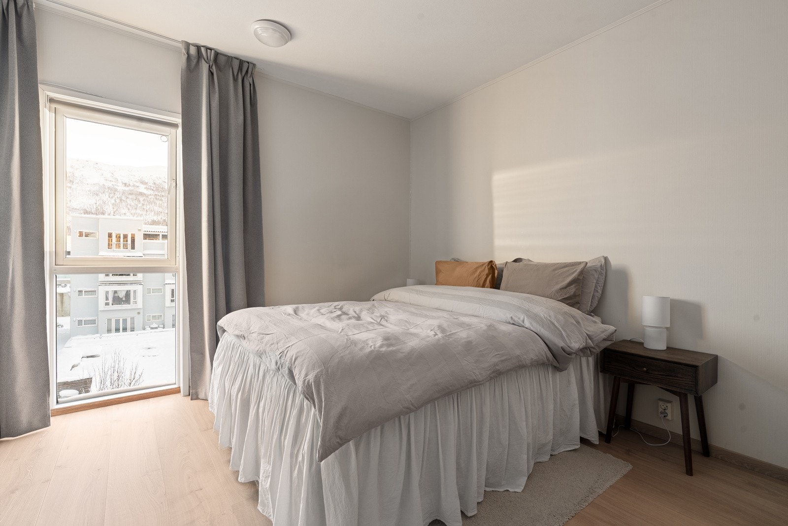 Soverommet er av god størrelse med plass for stor seng og tilhørende nattbord.