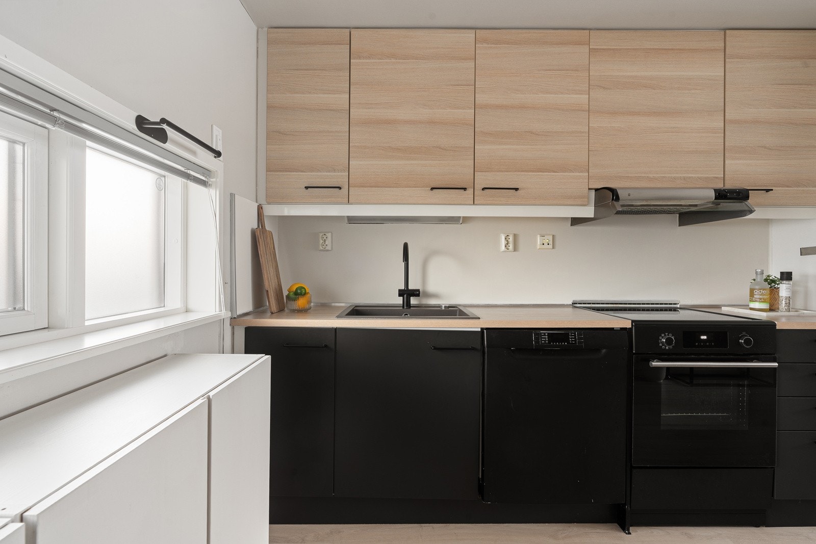Kjøkkenet framstår moderne og funksjonelt. Frontene er byttet i nyere tid.