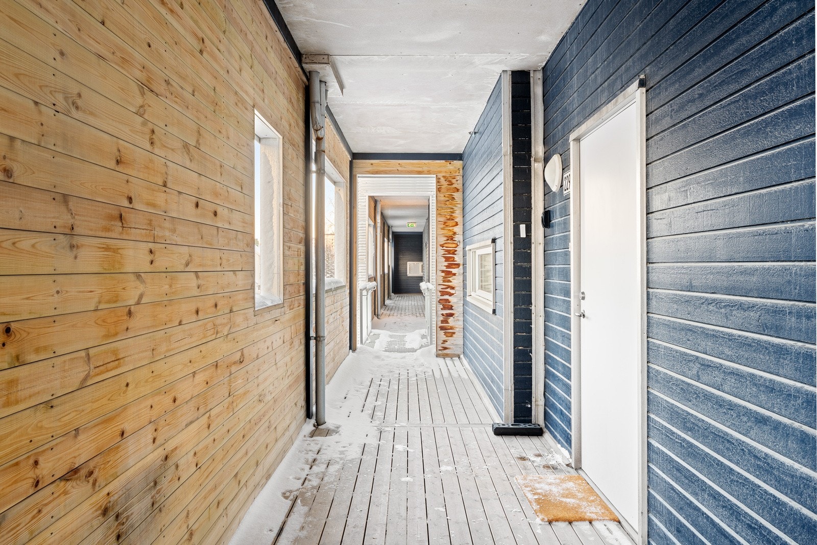 Fin intern beliggenhet i 3. etasje. Trivelig inngangsparti fra svalgang med plass for beplantning.