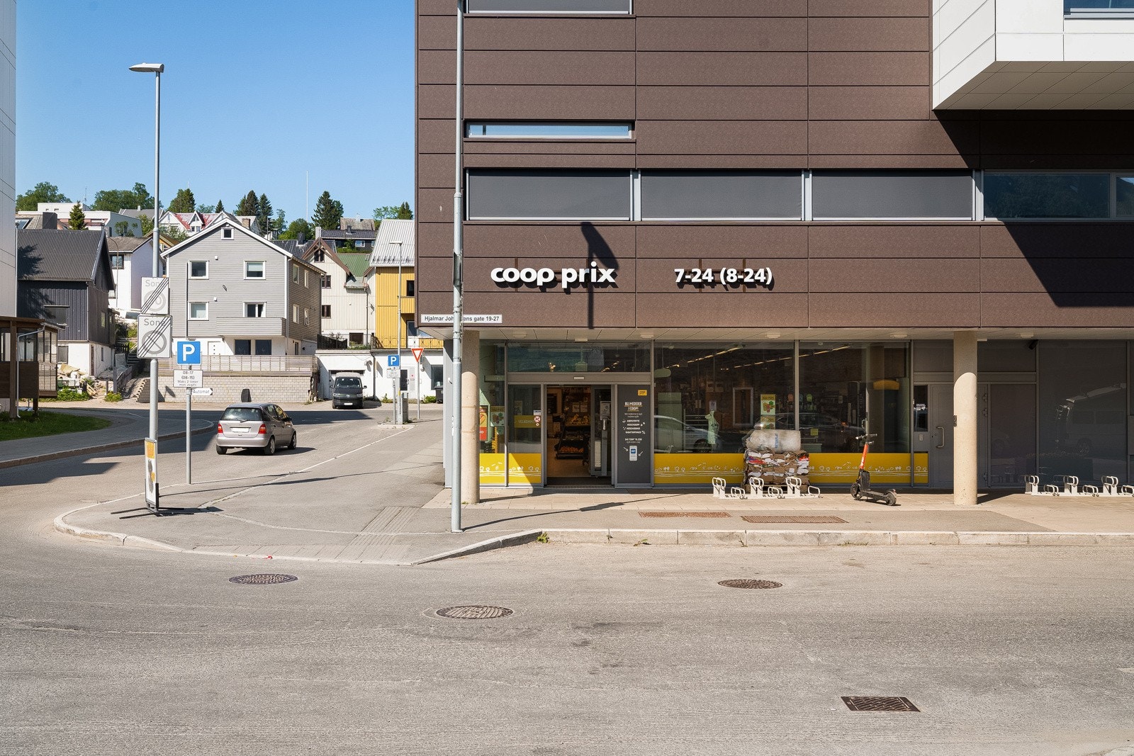 Umiddelbar nærhet til søndagsåpen dagligvare en kort spasertur mot nord. I andre retningen har du Eurospar og Rema 1000.