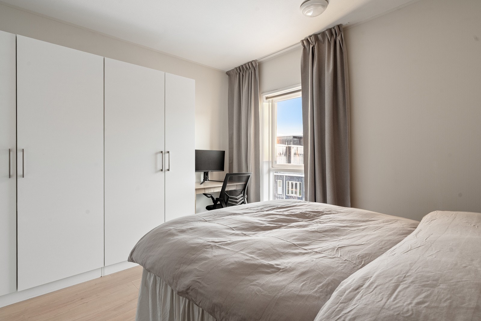 Stort garderobeskap med rikelig med oppbevaringsplass i.