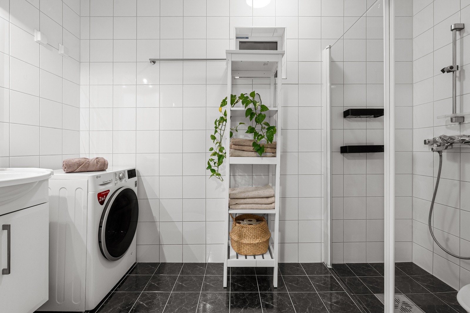 Badet er flislagt og av god størrelse med plass for vaskemaskin.