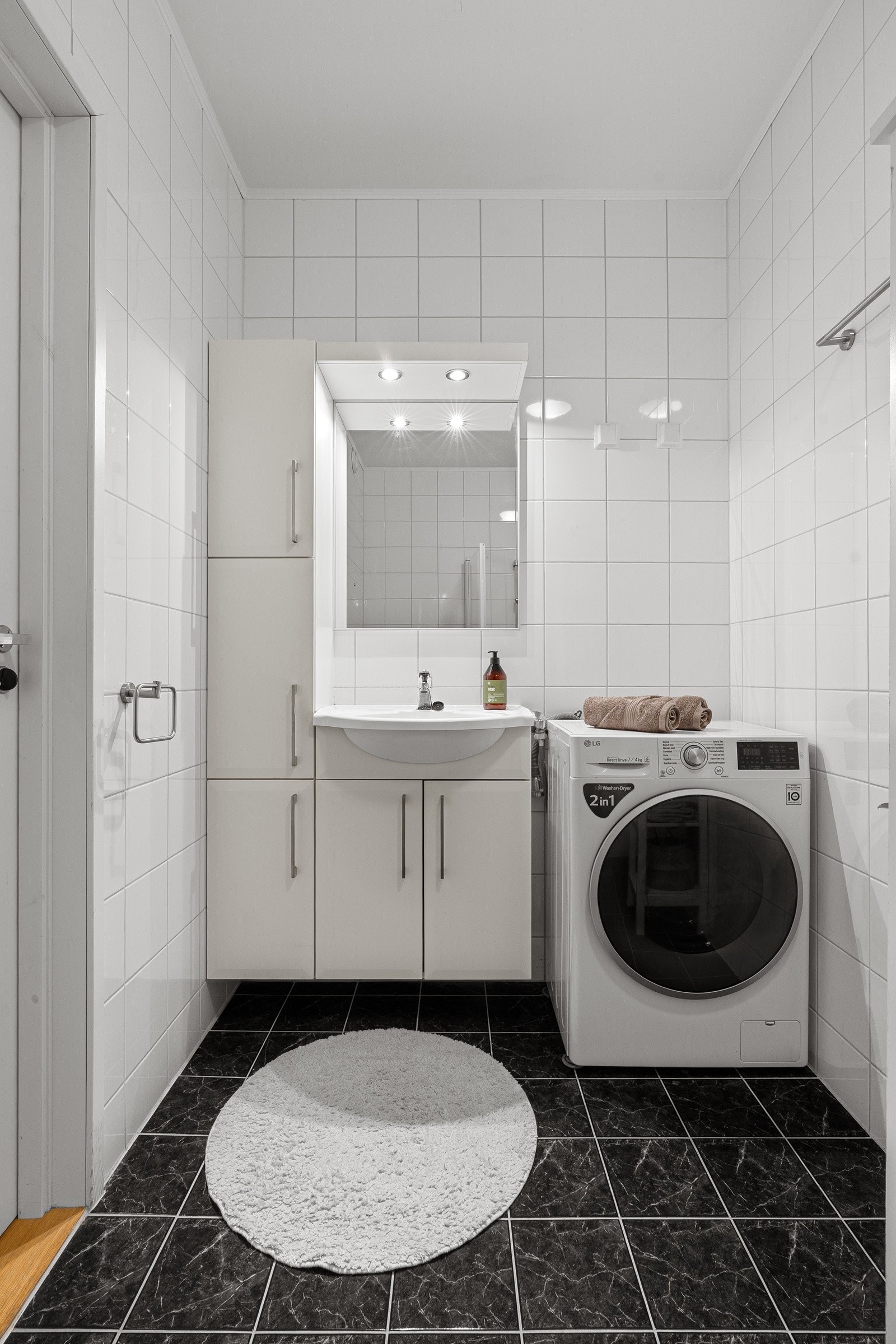 Baderomsinnredning som sikrer mye oppbevaringsplass.