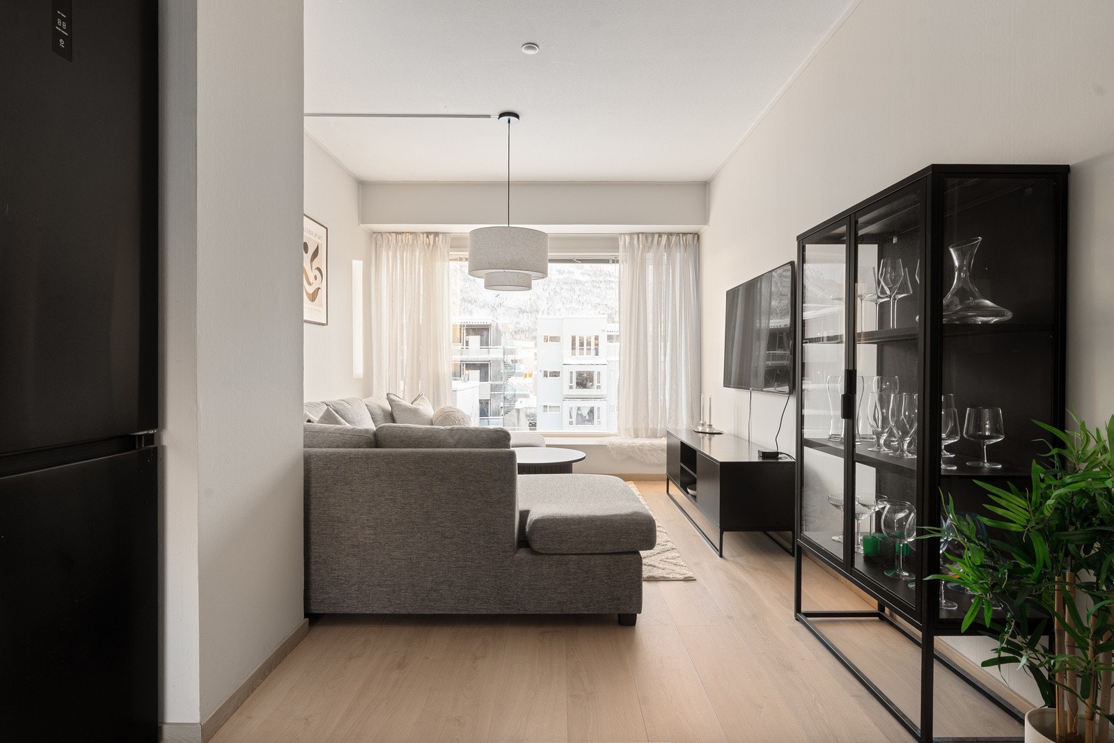 Her får du store vindusflater som sikrer godt med innslipp av naturlig lys som sikrer en god romfølelse.