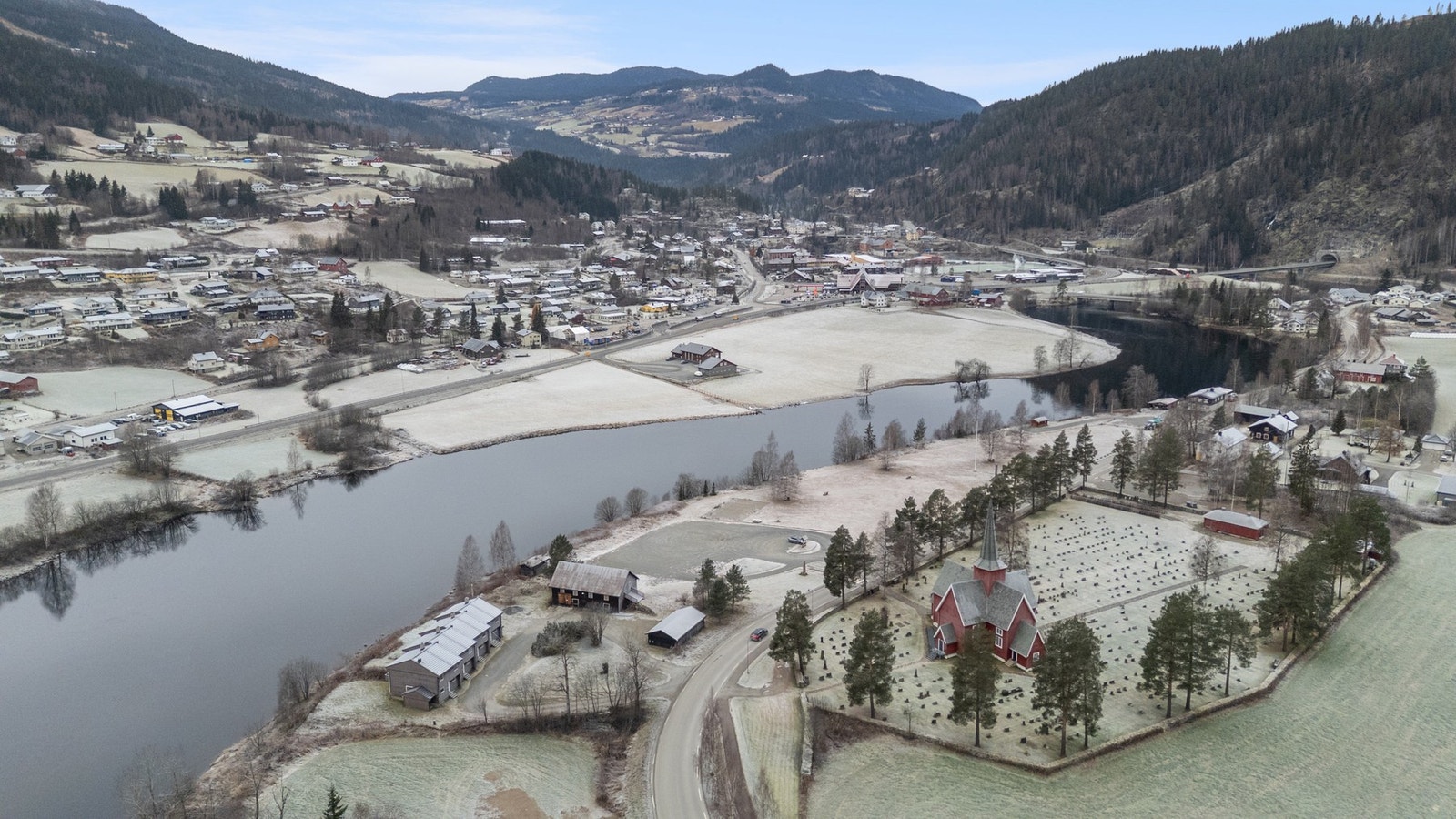 I Gard og bygd i Sør-Aurdal fra 1988 omtales det at det i eldre tid stod et tinghus på tomten. Tinghuset ble erstattet av Øystre Bagn skule i 1851, og skolehuset var i drift frem til 1960-årene. Skolehuset ble deretter revet, og dagens rekkehusbebyggelse Galleribilde