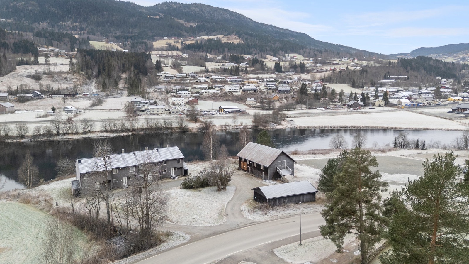 Det er i reguleringsplanen lagt opp til høy grad av utnyttelse av tomten: Grad av utnytting beregnes som prosent bebygd areal: min BYA = 20% og maks BYA = 70%. Galleribilde