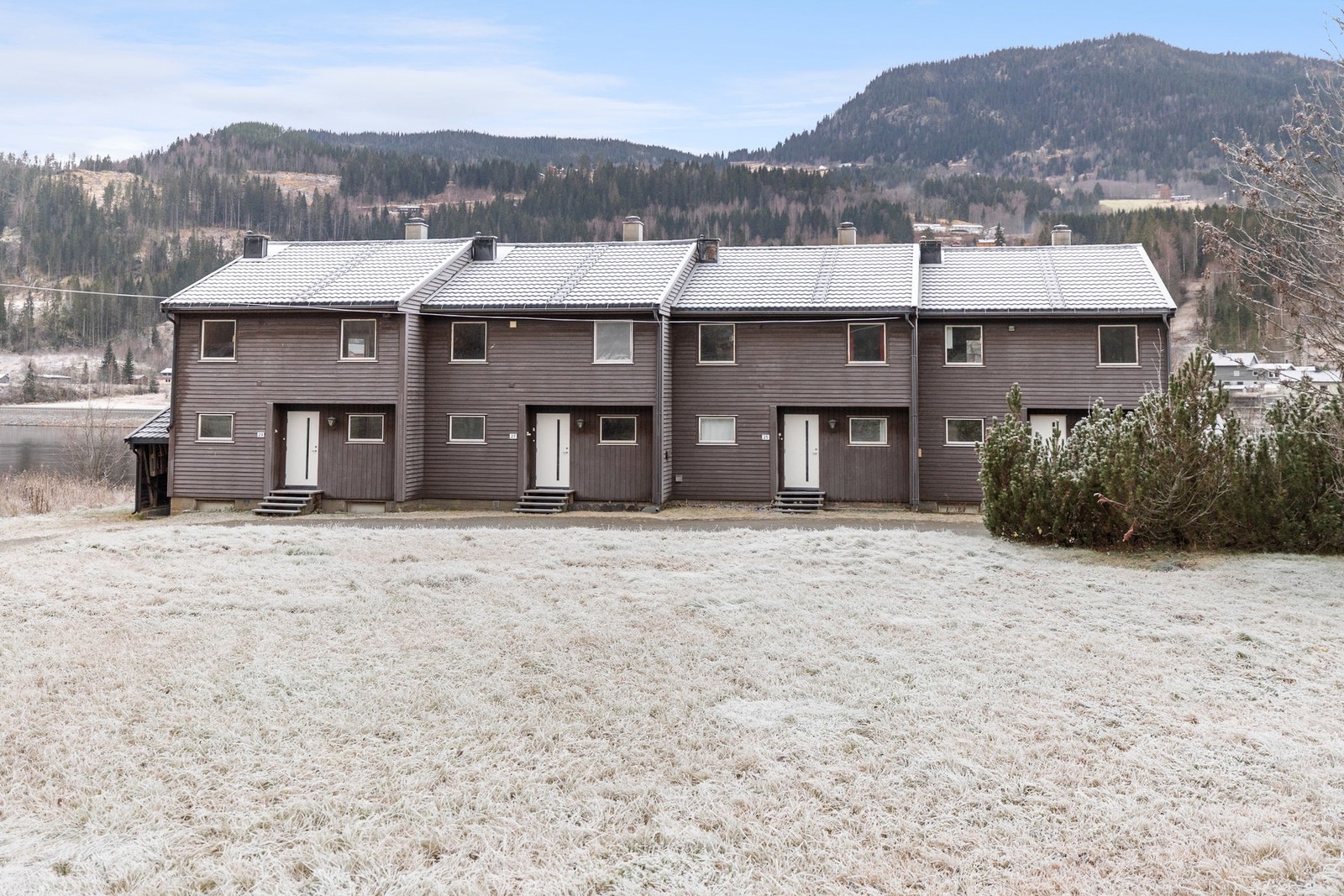 På tomten er det i dag et eldre leilighetsbygg, en låve og uthus/garasje. Uthus/garasje står i ny tomtegrense mot planlagt gang- og sykkelvei. Alle bygninger må rives, kjøper bærer alle kostnader vedrørende riving av bygningene. Galleribilde