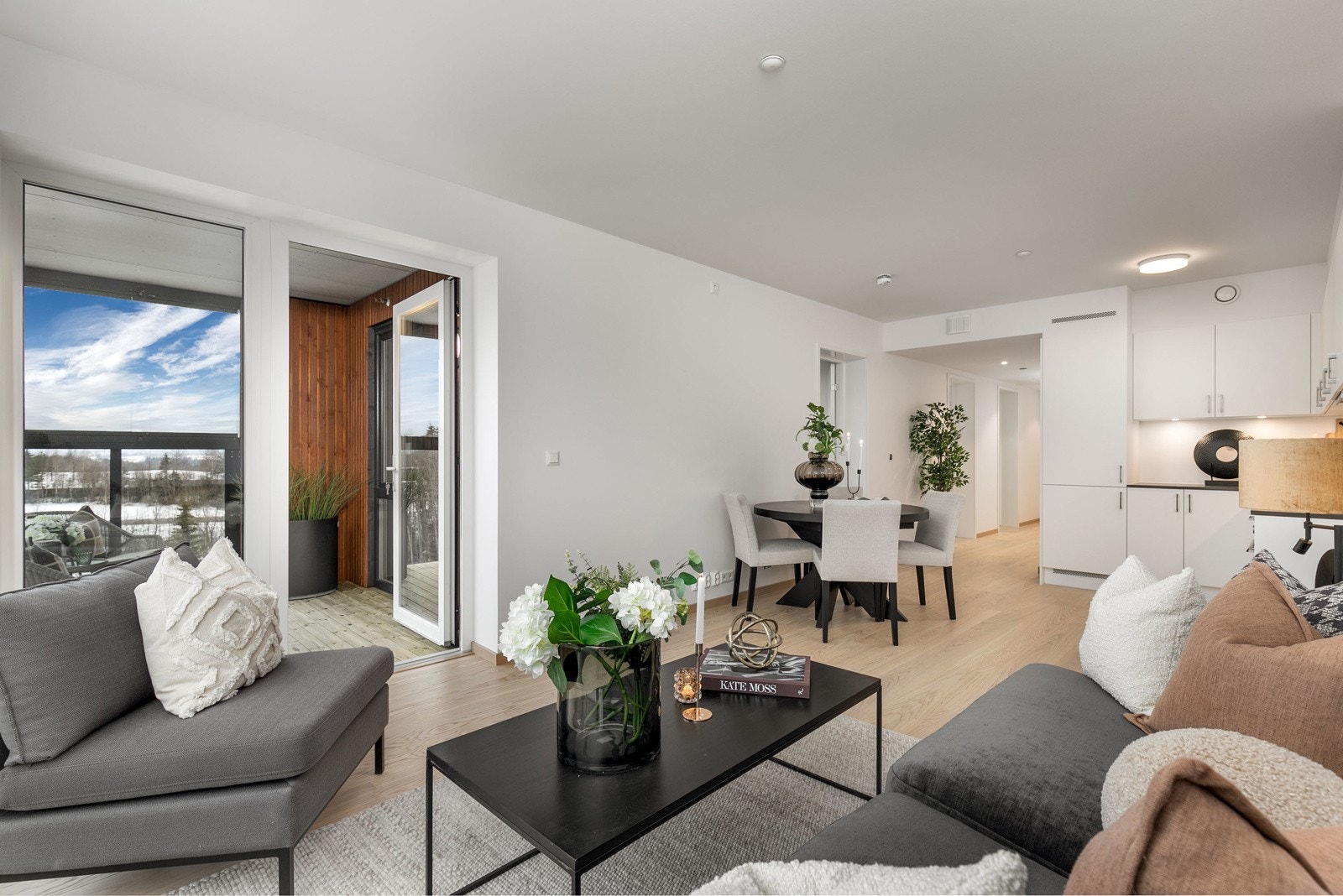 Store vinduer sørger for fint med lysinnslipp i leiligheten. Bilde fra M504 Galleribilde