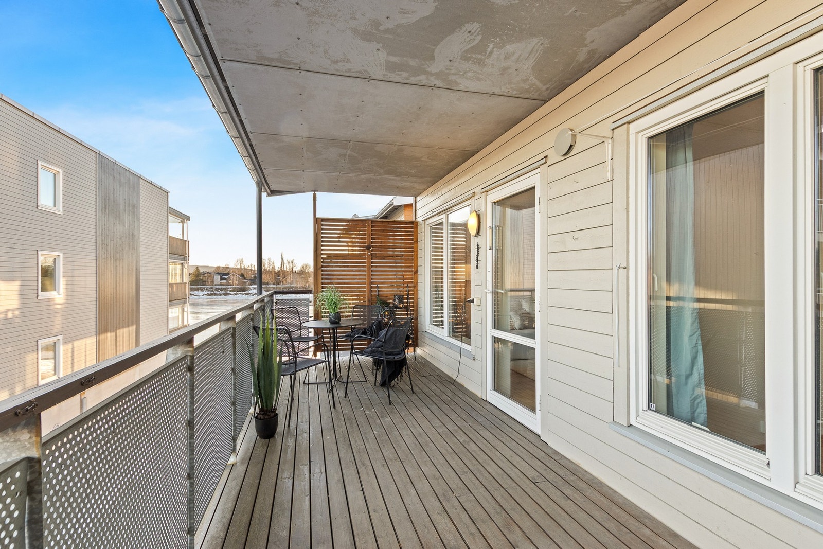 Romslig takoverbygd veranda. Her kan du sitte å se på live i elva. Galleribilde