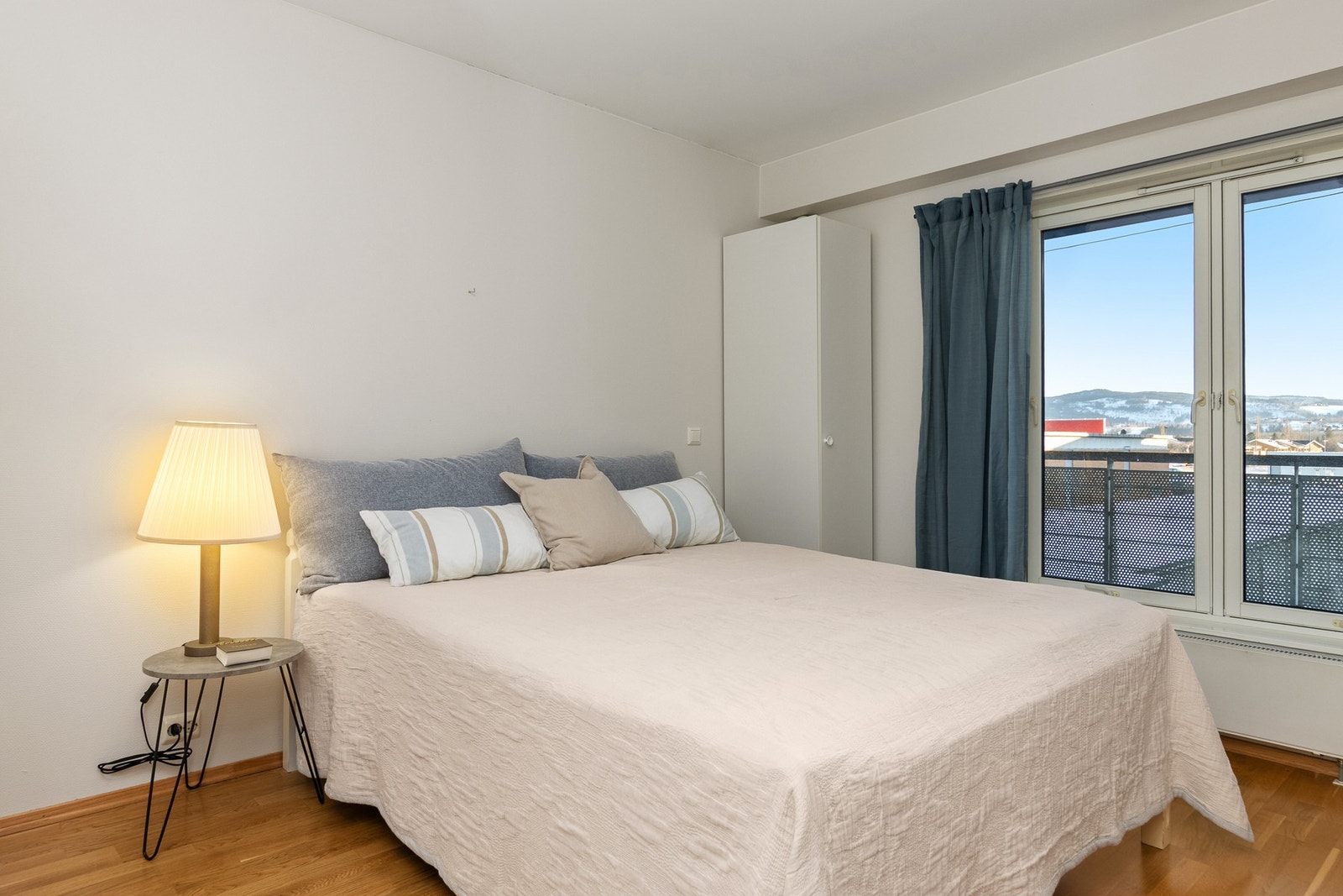 Stort hovedsoverom med pen utsikt. Galleribilde