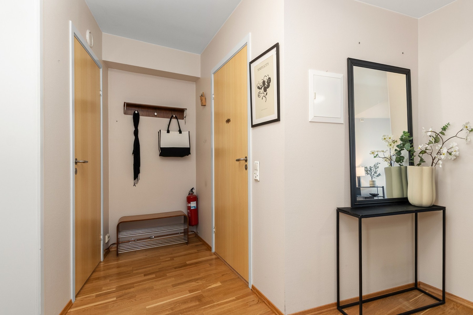 Gang. Lite kott til venstre og bad til høyre. Galleribilde