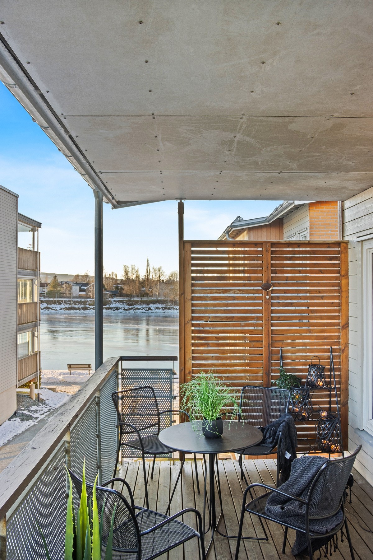 Her ser man elva fra veranda mot vest. Galleribilde