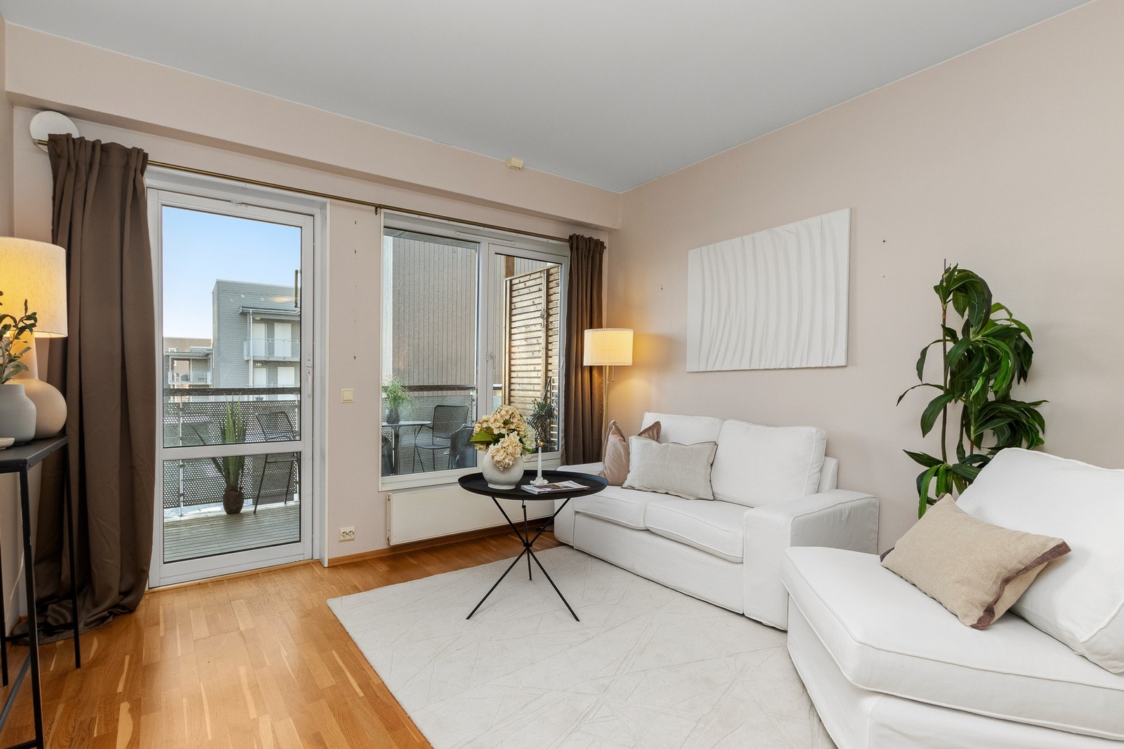 Stue. Utgang til takoverbygd veranda. Galleribilde