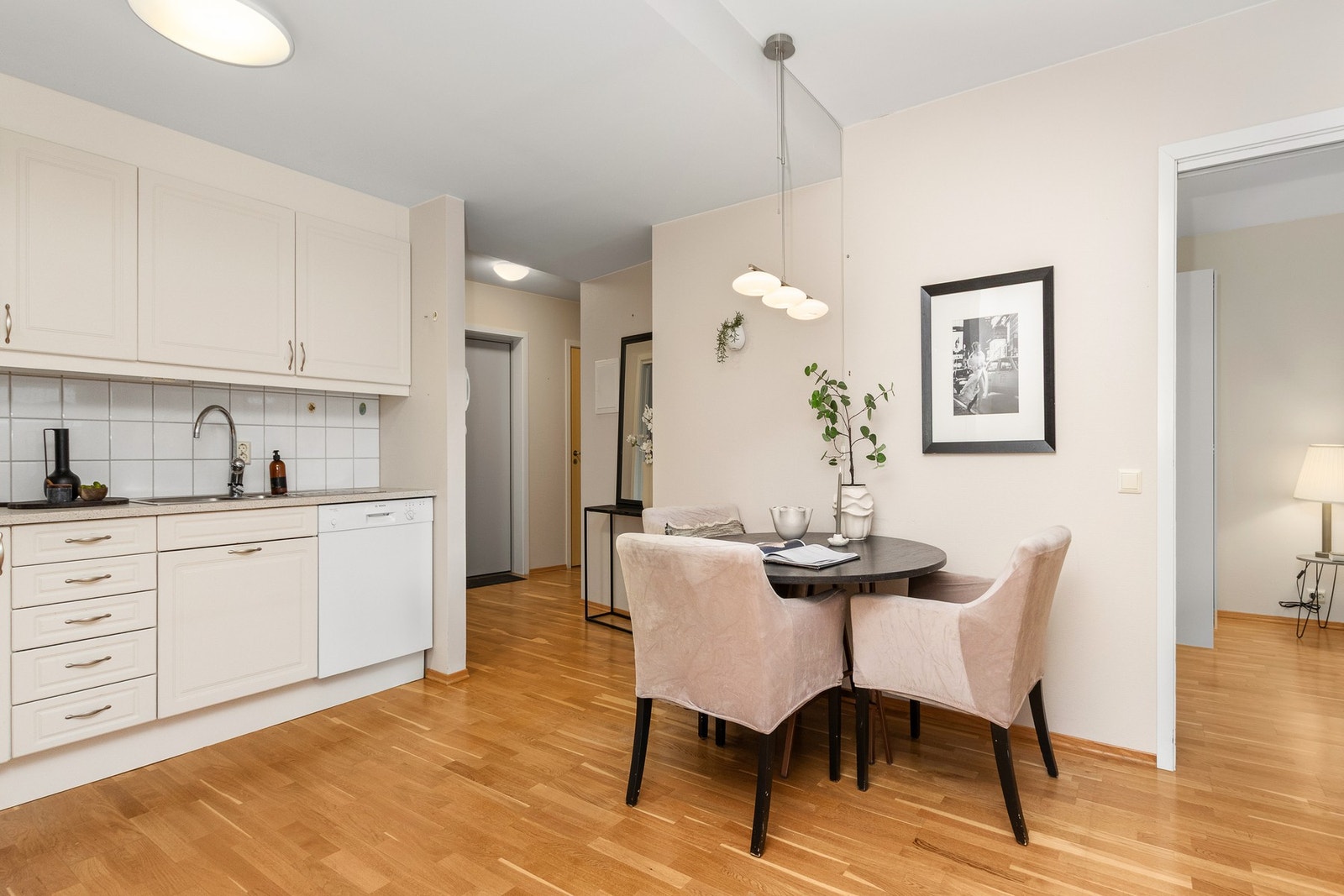 Stue/kjøkken mot inngangspartiet Galleribilde