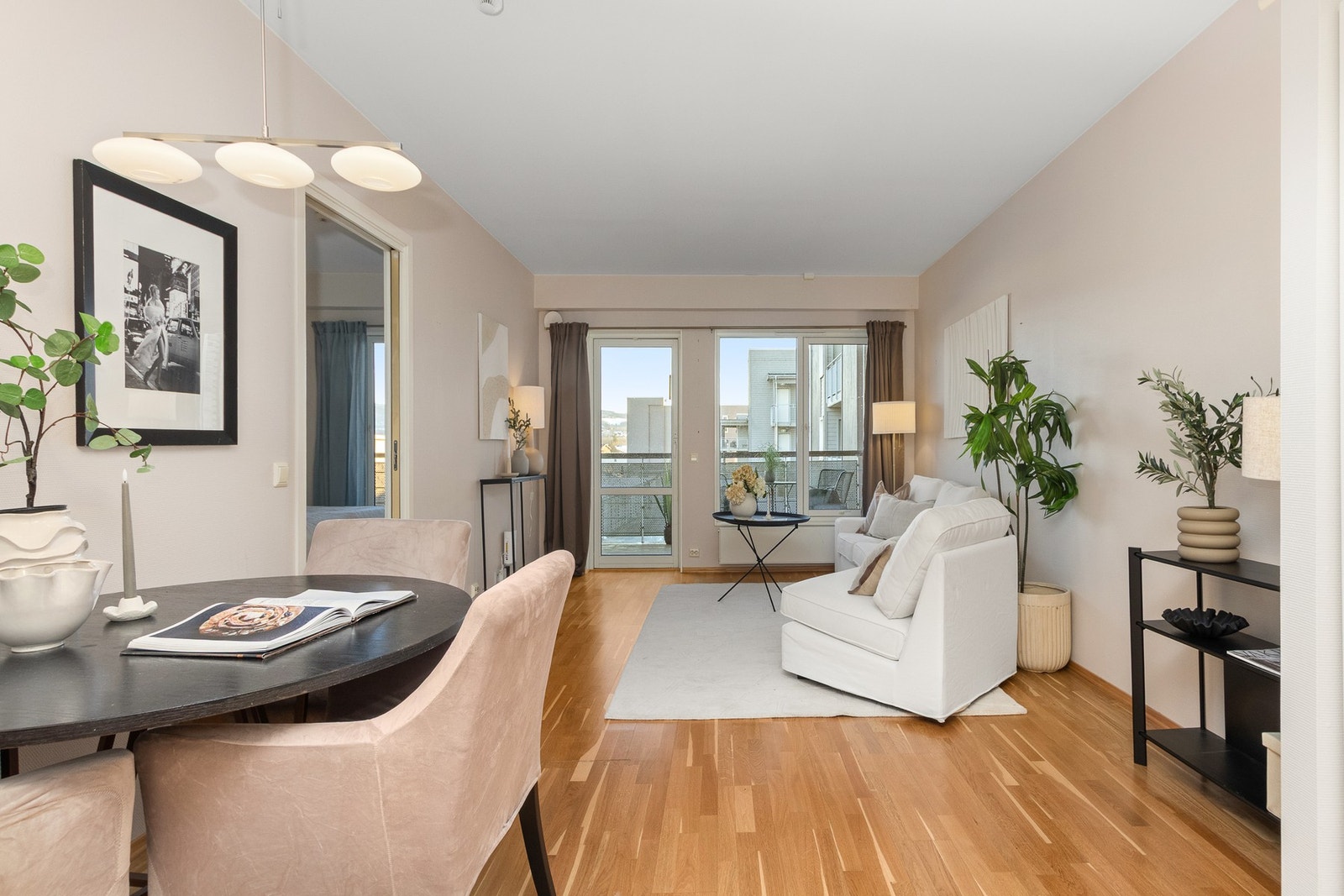 Stue. Inngang til hovedsoverom til venstre. Galleribilde