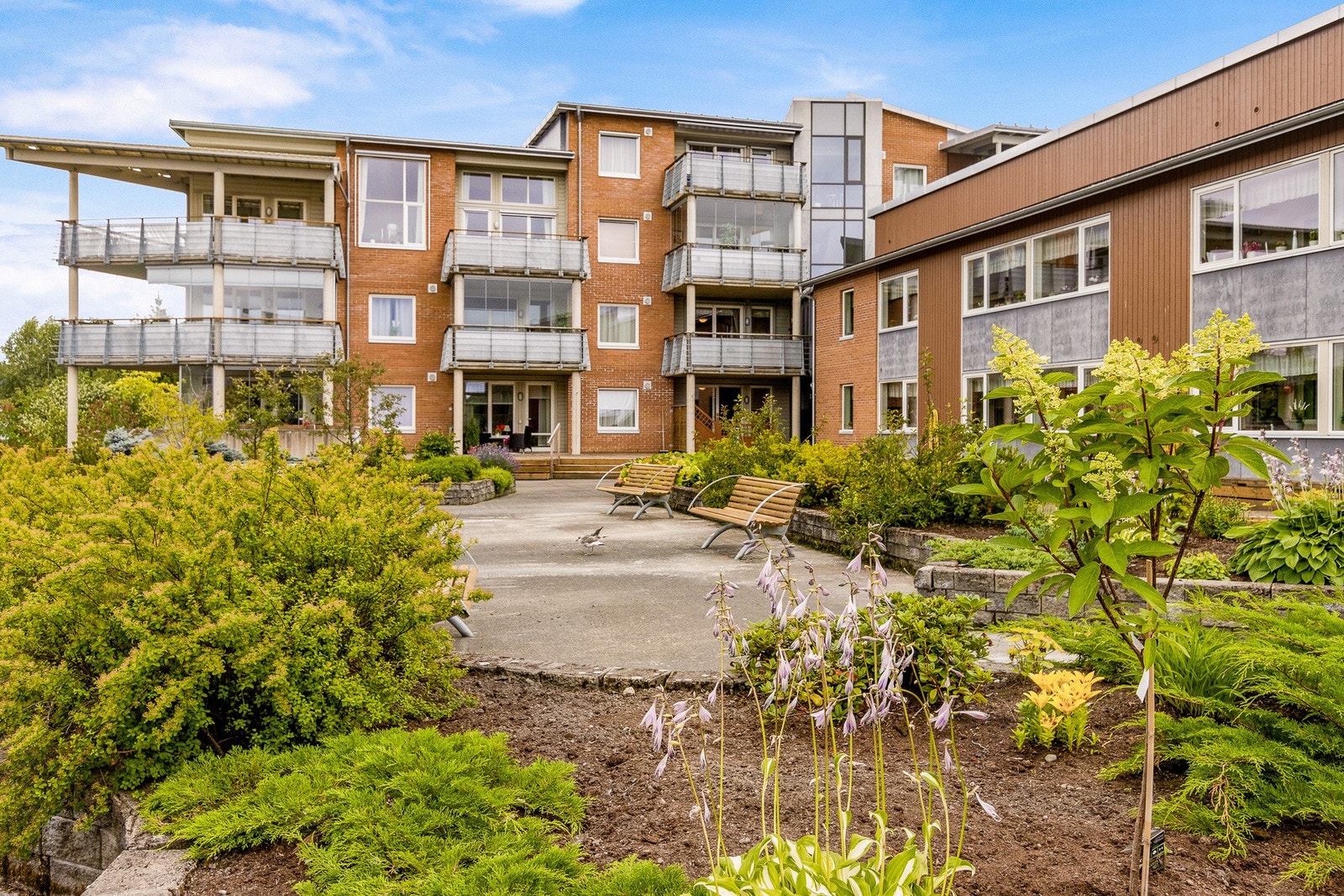 Felles patting på tunet. Dette benyttes godt av beboerne på sommers tid. Galleribilde