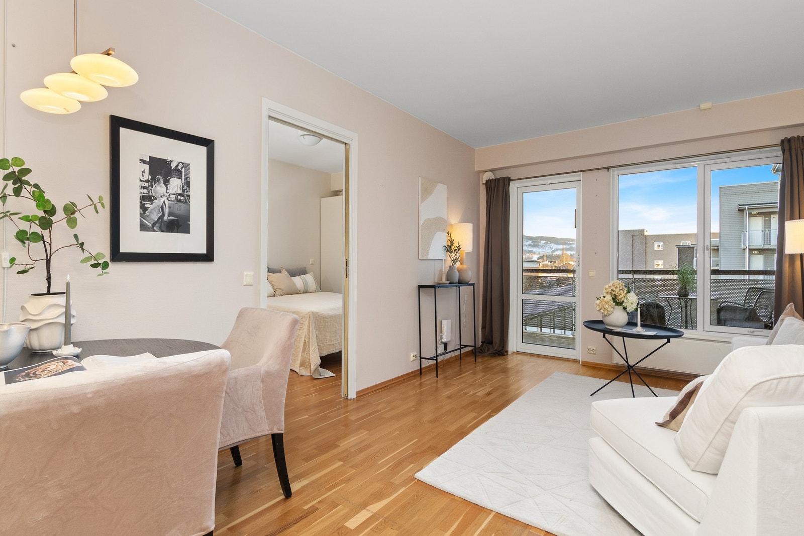 Stue. Man har pen utsikt over fjellene mot sør/øst - og man ser elva mot vest fra veranda. Galleribilde