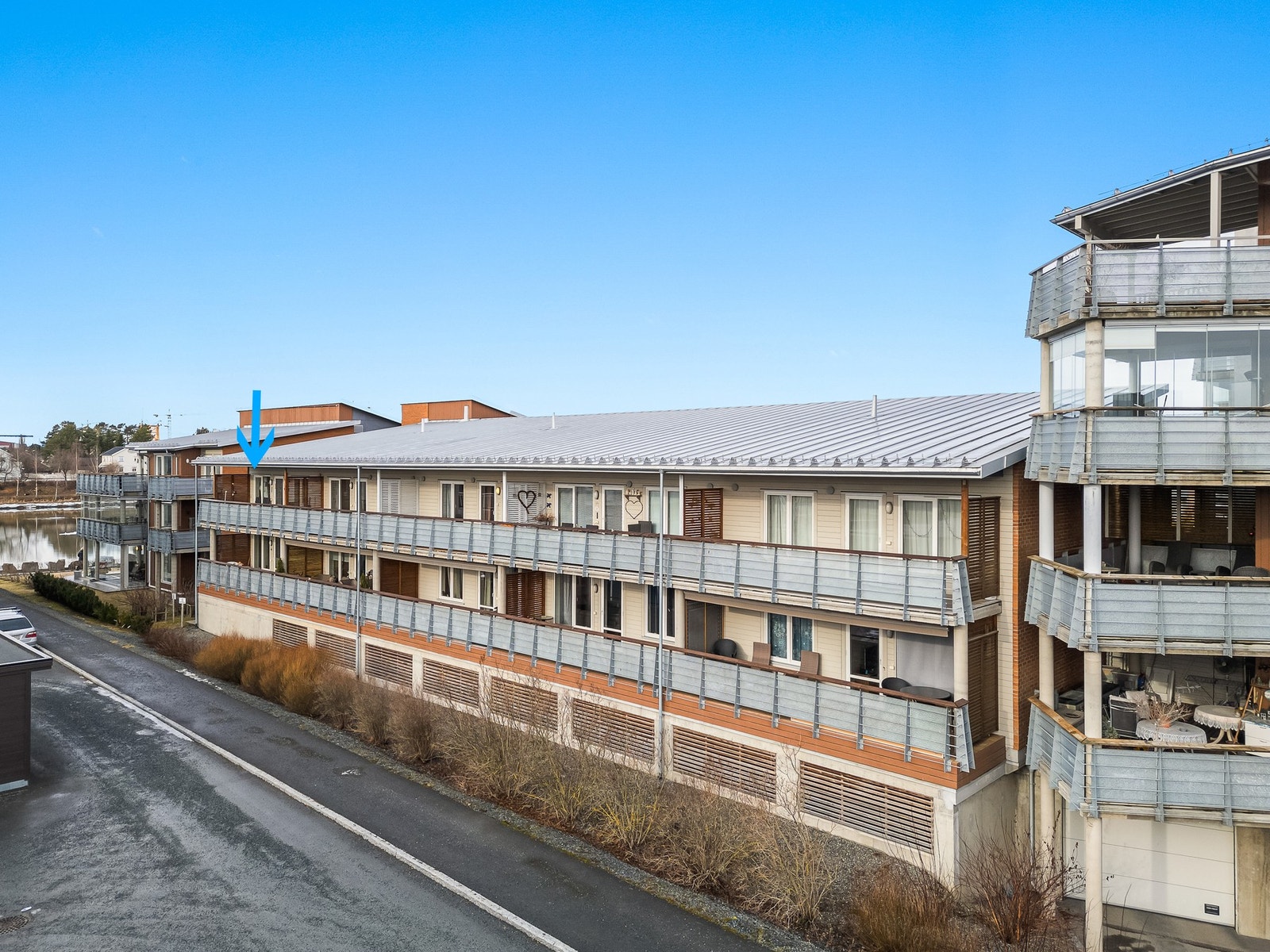 Leiligheten ligger i enden av andre etasje (toppetasjen). Verandaen ligger mot sør på vestsiden av bygget. Galleribilde