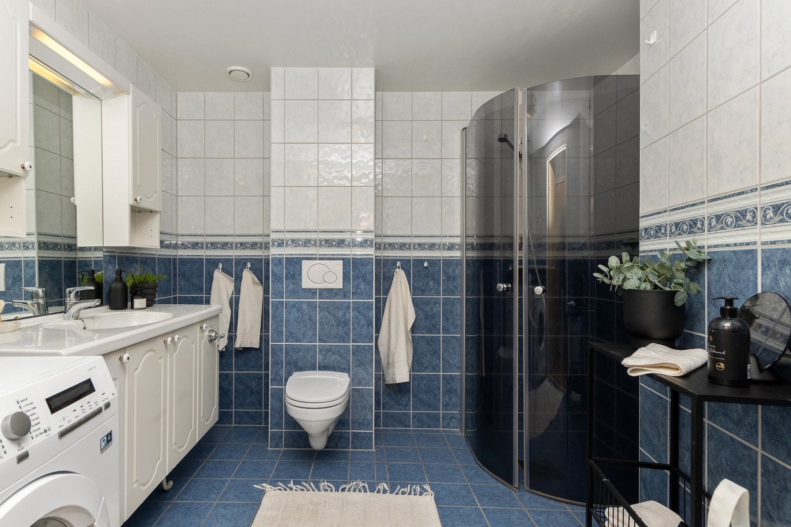 Romslig bad/vaskerom. Galleribilde