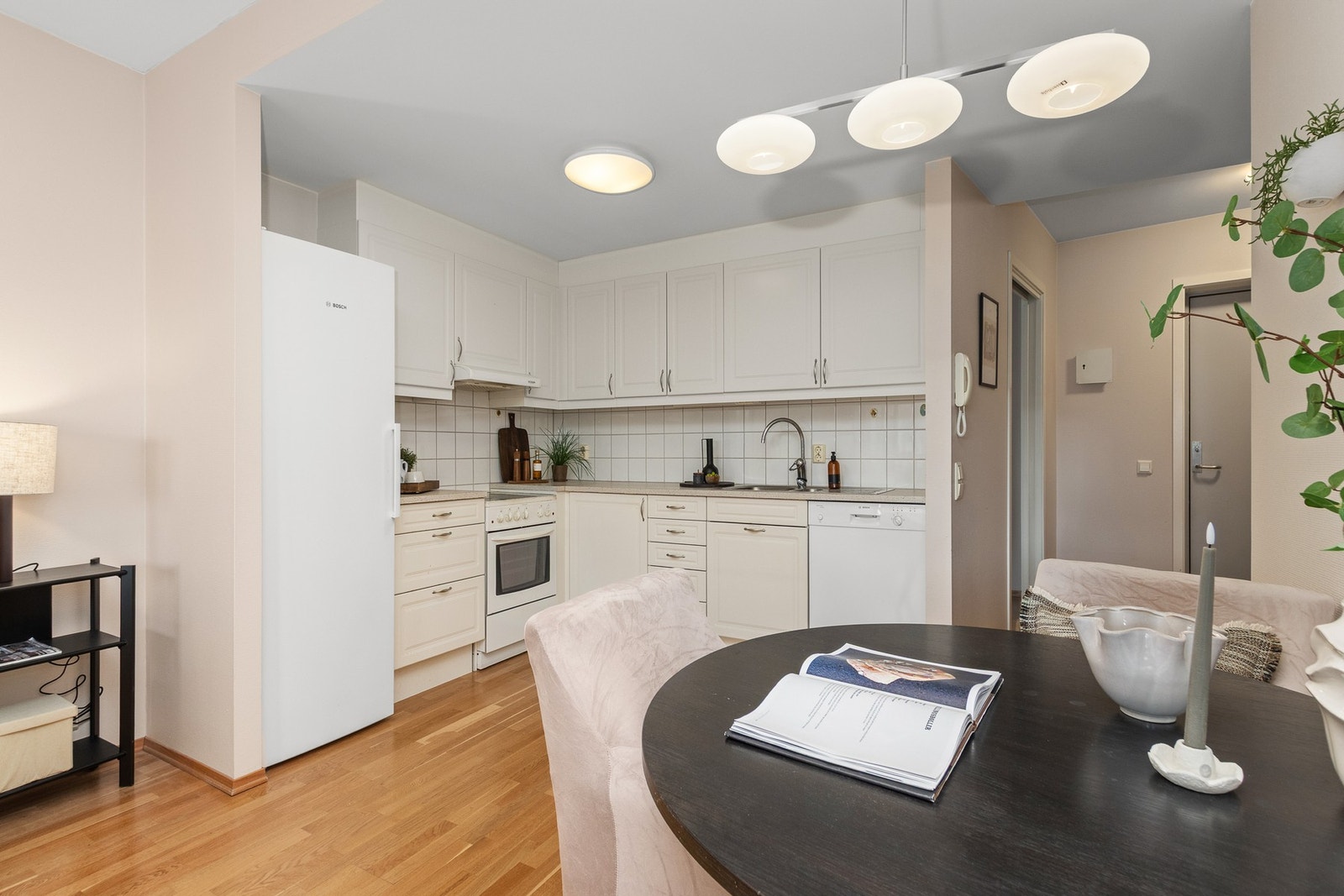 Kjøkken mot stue. Åpen løsning. Galleribilde