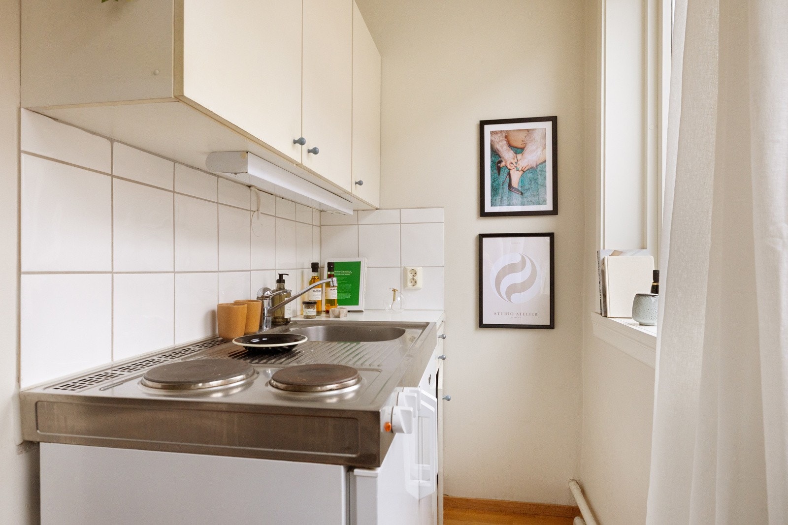 Eldre innredning med integrert T-kjøkken fra 2018 fra Whirpool med integrert kjøleskap og liten fryseboks Galleribilde