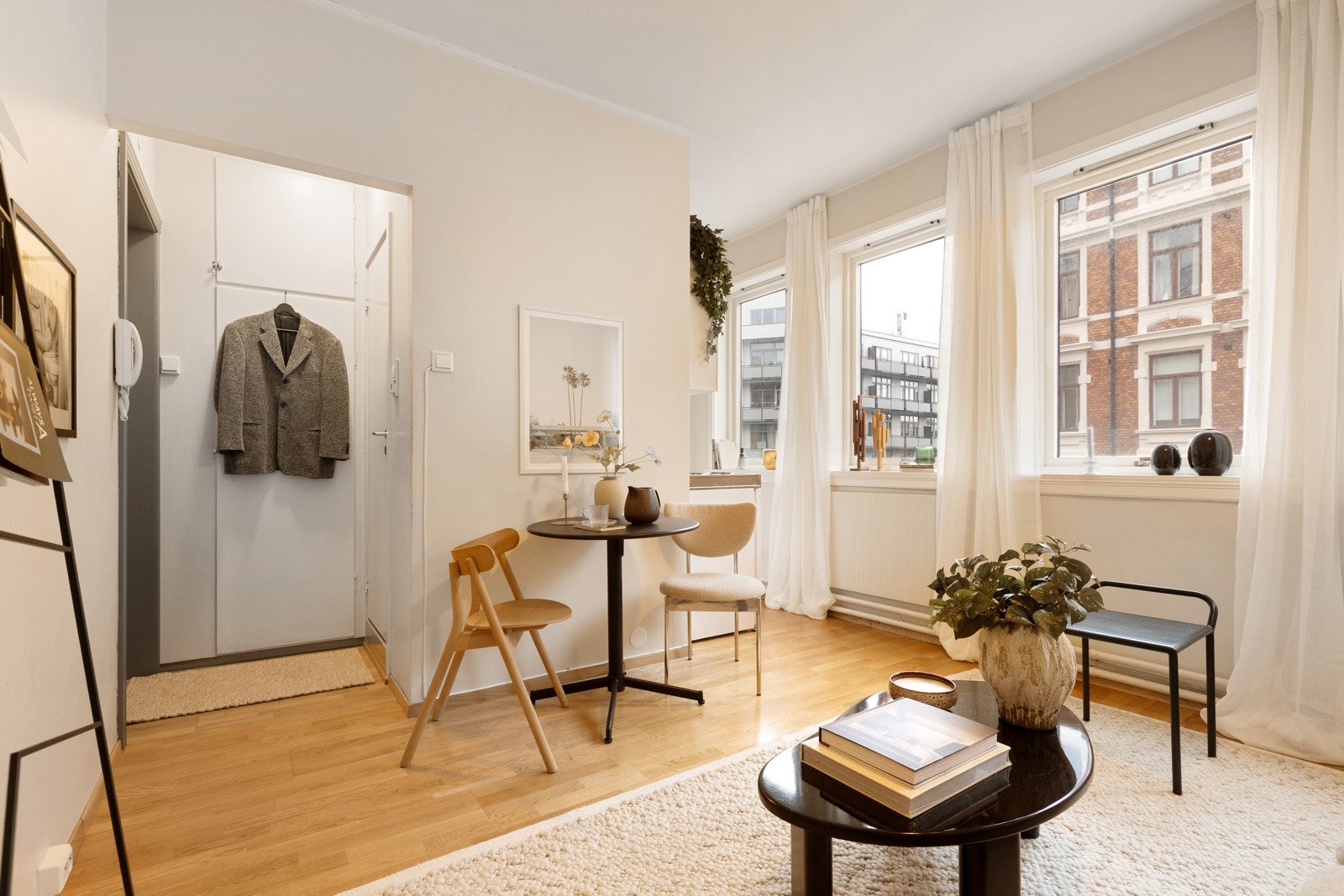 Stuen ligger i delvis åpen løsning med kjøkkenet, men med en naturlig avgrensning som gir fleksible møbleringsmuligheter Galleribilde