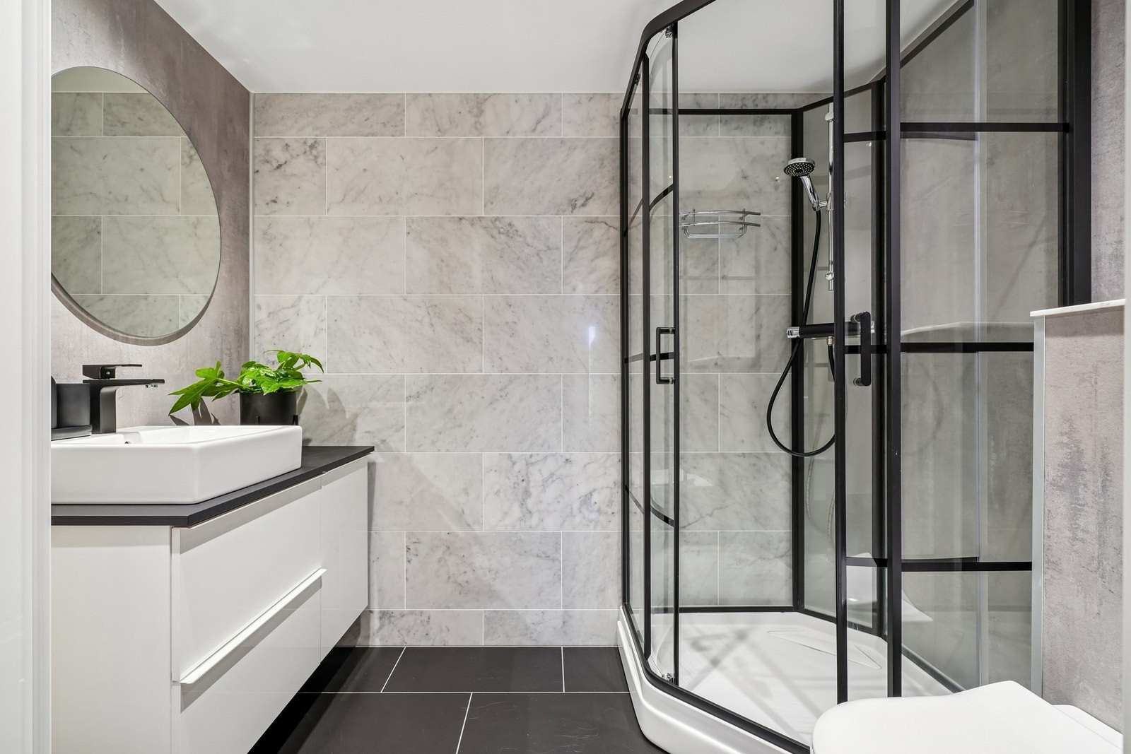 Bad i 1.etasje. Også dette badet har fine material- og fargevalg Galleribilde