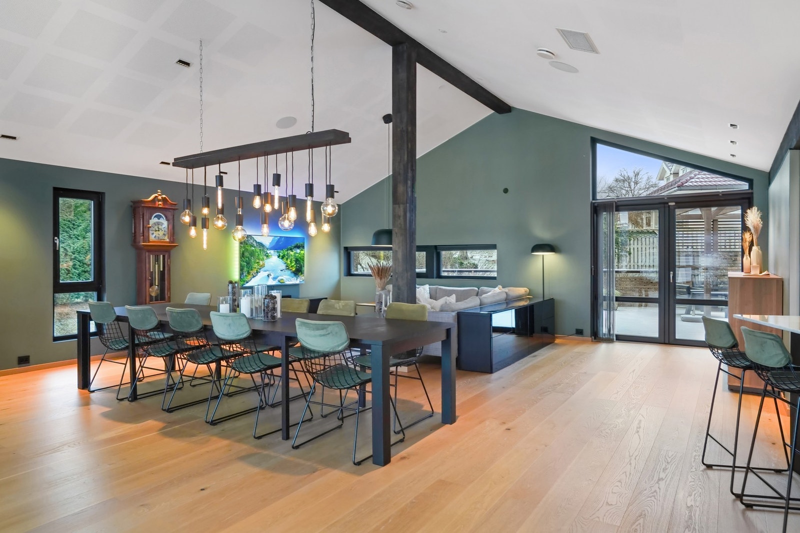 Det er vannbåren varme i de fleste gulv. Det er per dags dato ikke vedovn i stue, men det er tilrettelagt for at pipe og vedovn kan monteres Galleribilde