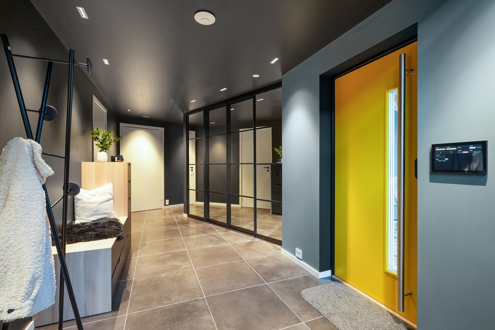 Til venstre i gang finner man et uinnredet rom på 20 m2, tiltenkt som tv-stue. Her kan man med enkle grep etablere et ekstra soverom og/eller tv-stue eller fortsatt benytte som en romslig bod Galleribilde