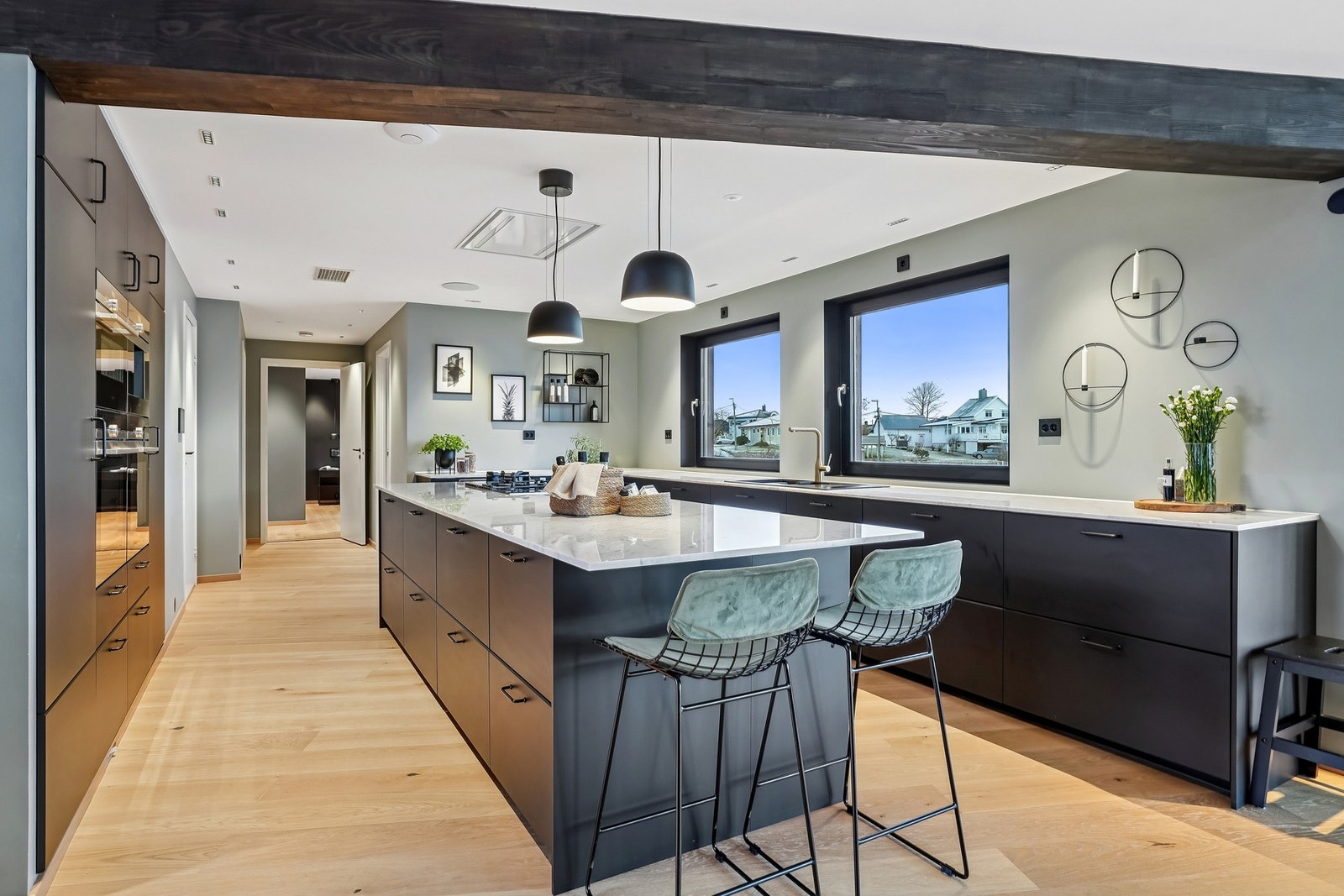 Kjøkkenet er meget innholdsrikt og har godt med både skap- og benkeplass Galleribilde